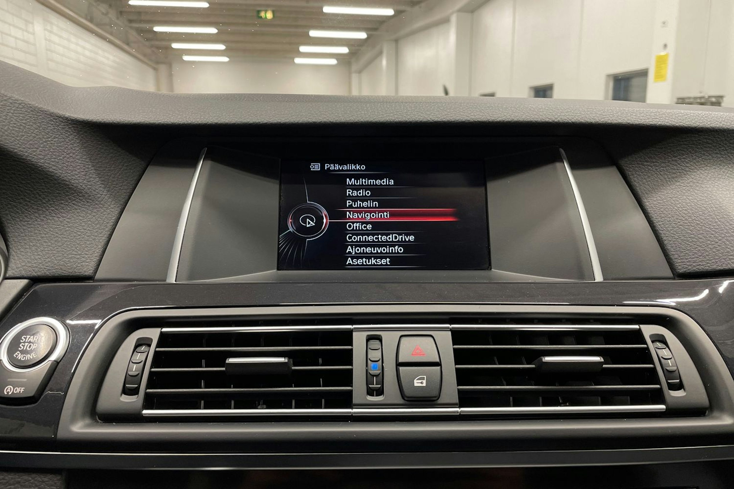 Harmaa BMW 520 2015 kuva 18.