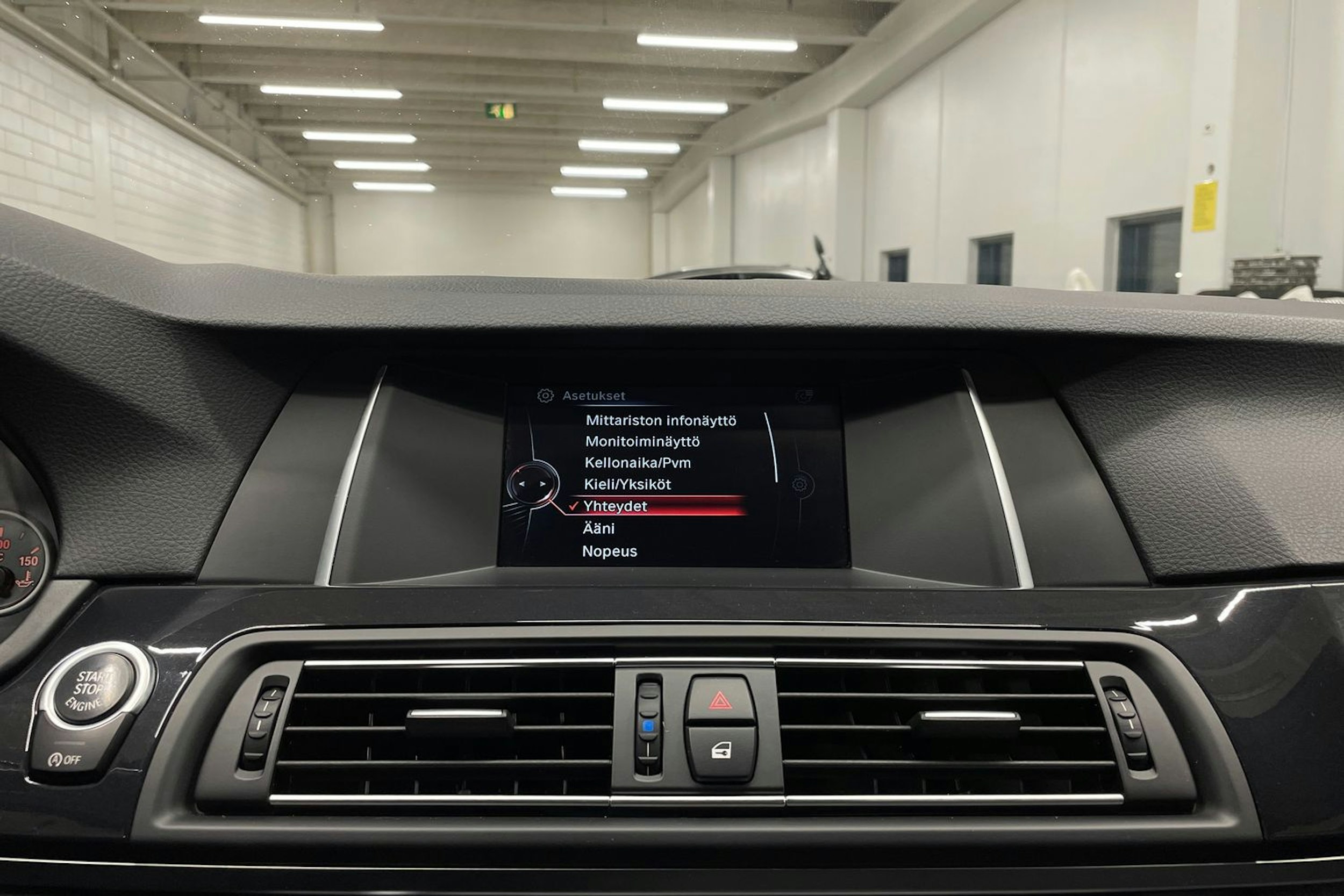 Harmaa BMW 520 2015 kuva 20.