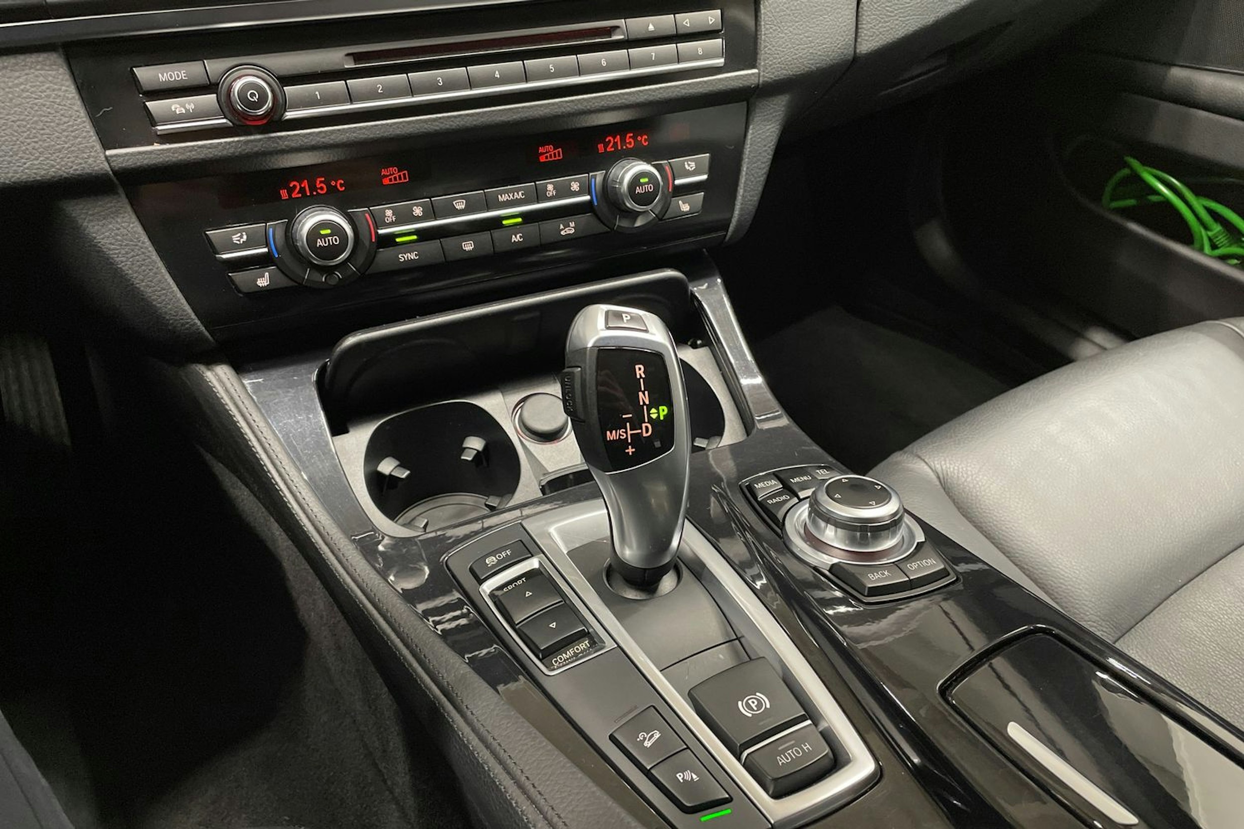 Harmaa BMW 520 2015 kuva 21.