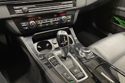 Harmaa BMW 520 2015 kuva 21.
