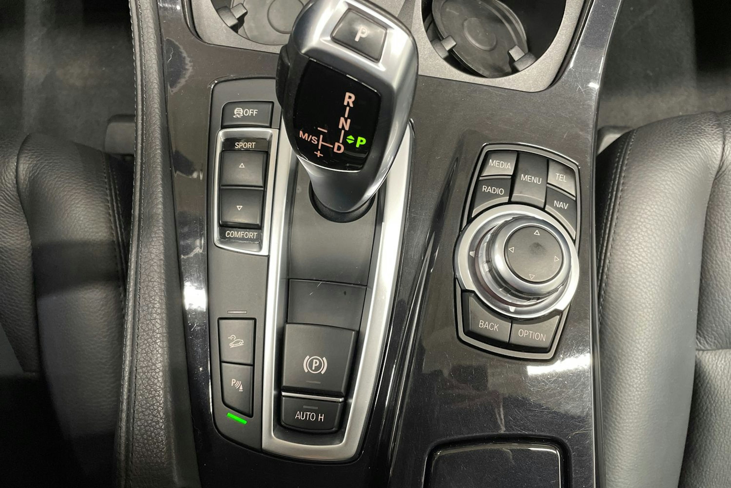 Harmaa BMW 520 2015 kuva 22.