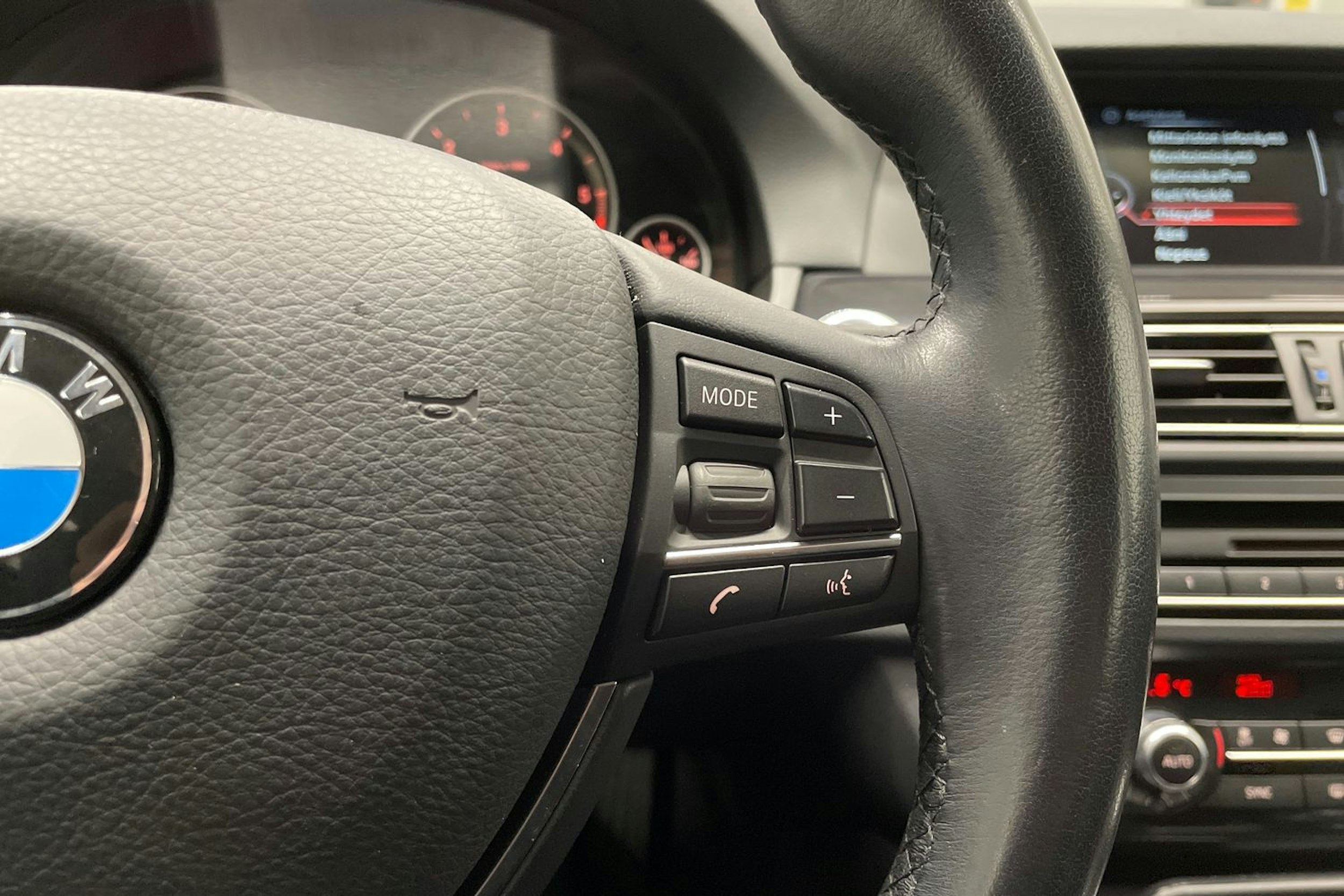 Harmaa BMW 520 2015 kuva 25.