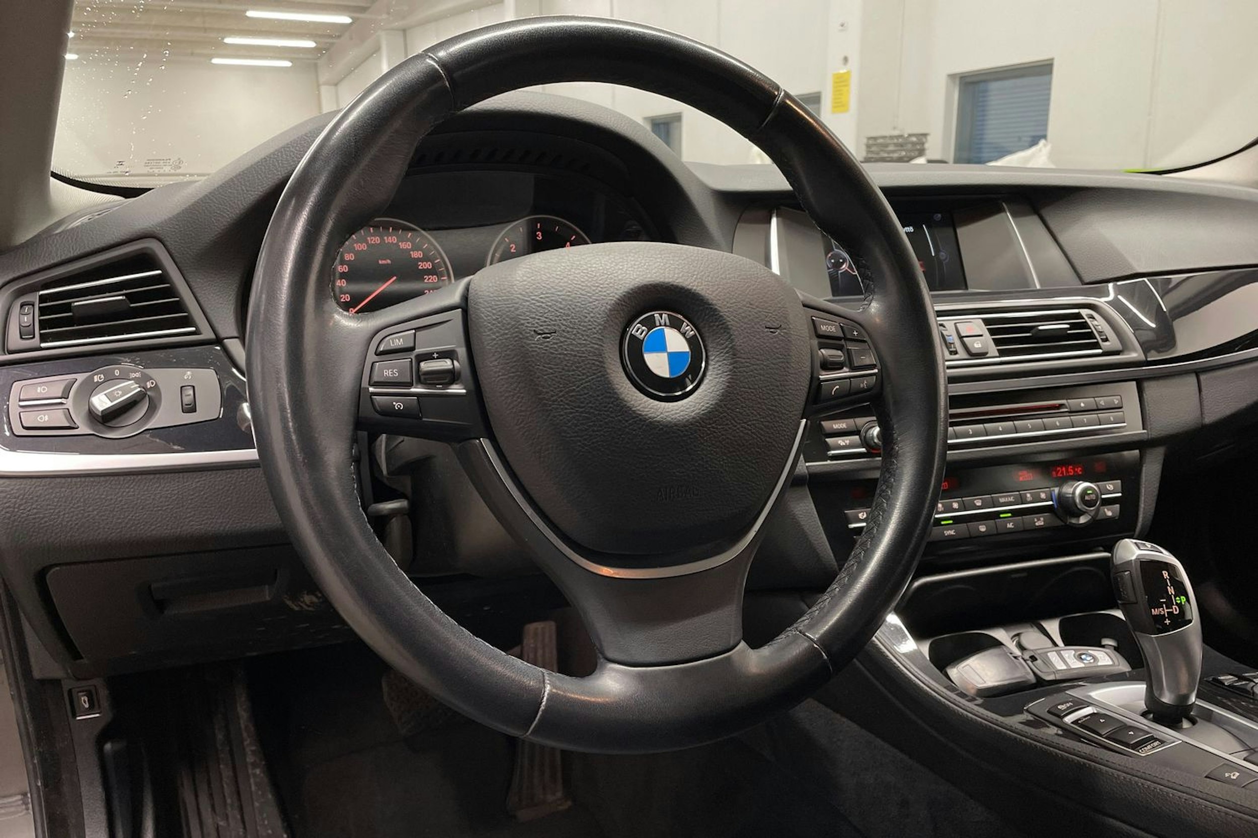 Harmaa BMW 520 2015 kuva 26.