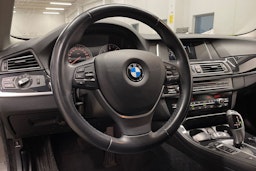 Harmaa BMW 520 2015 kuva 26.