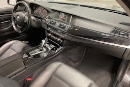 Harmaa BMW 520 2015 kuva 28.