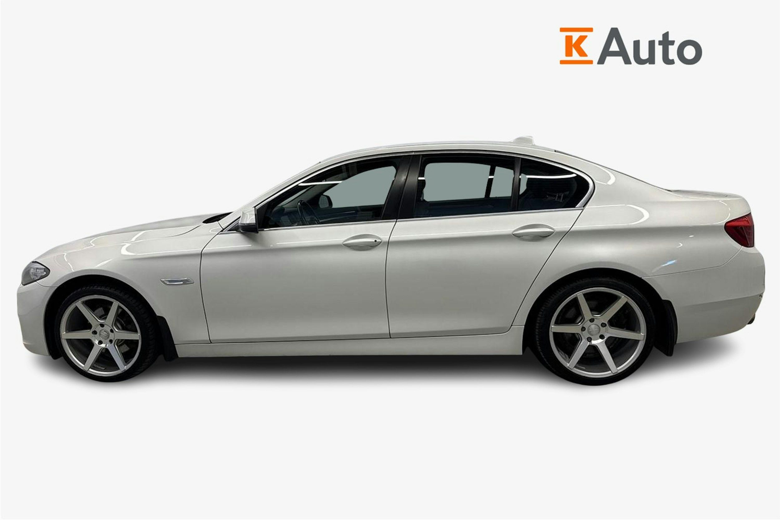 valkoinen BMW 520 2015 kuva 6.