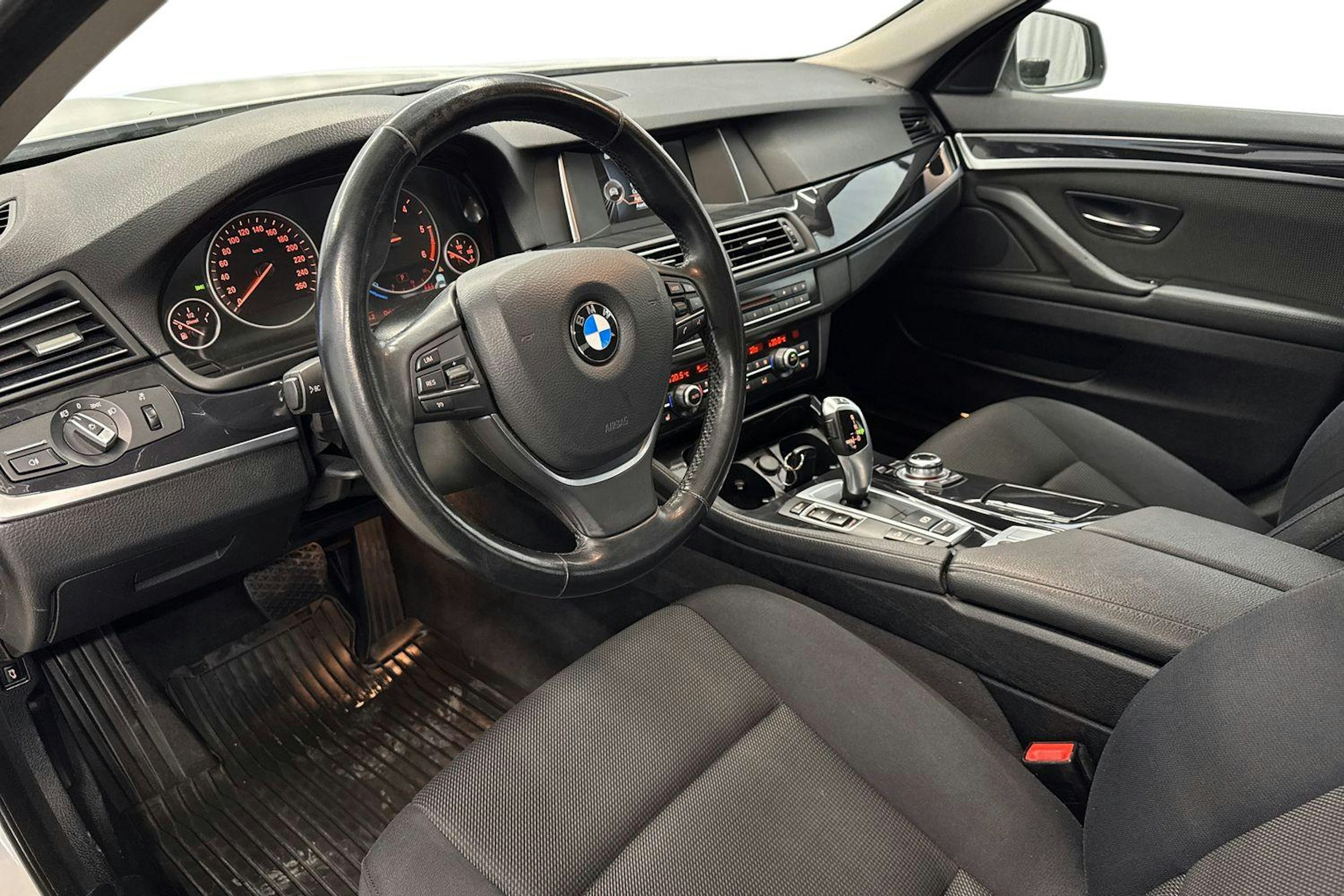 valkoinen BMW 520 2015 kuva 7.