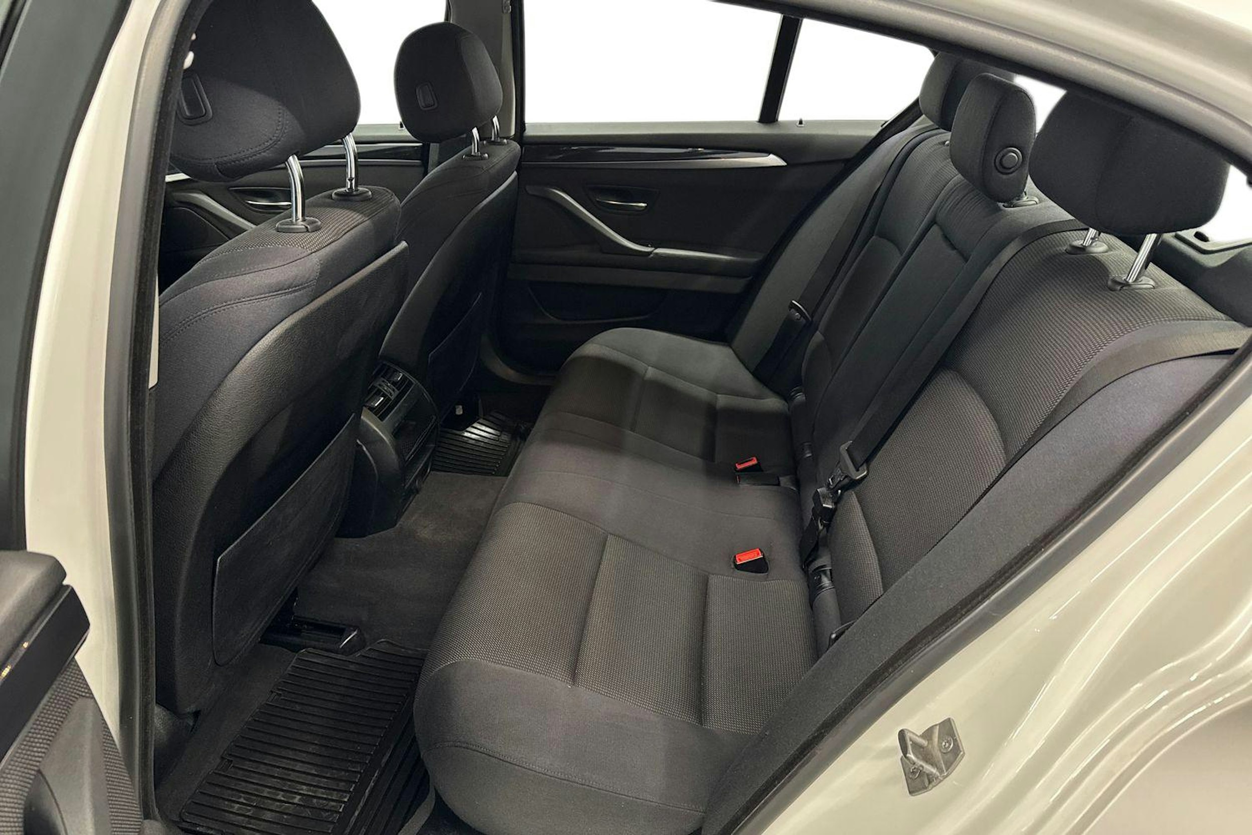 valkoinen BMW 520 2015 kuva 10.