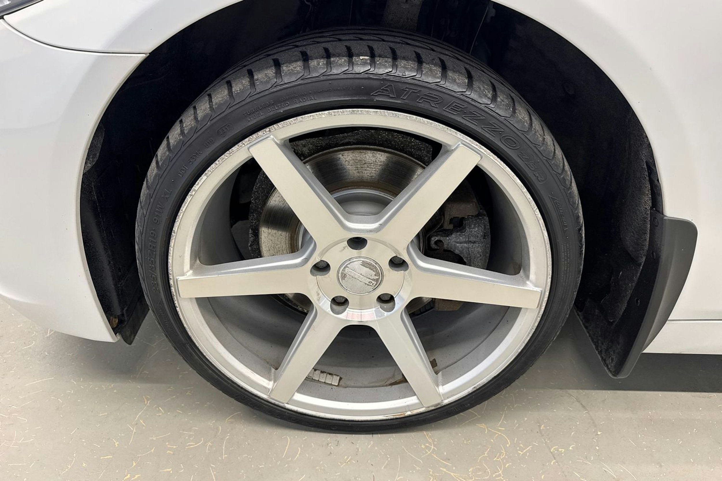 valkoinen BMW 520 2015 kuva 13.