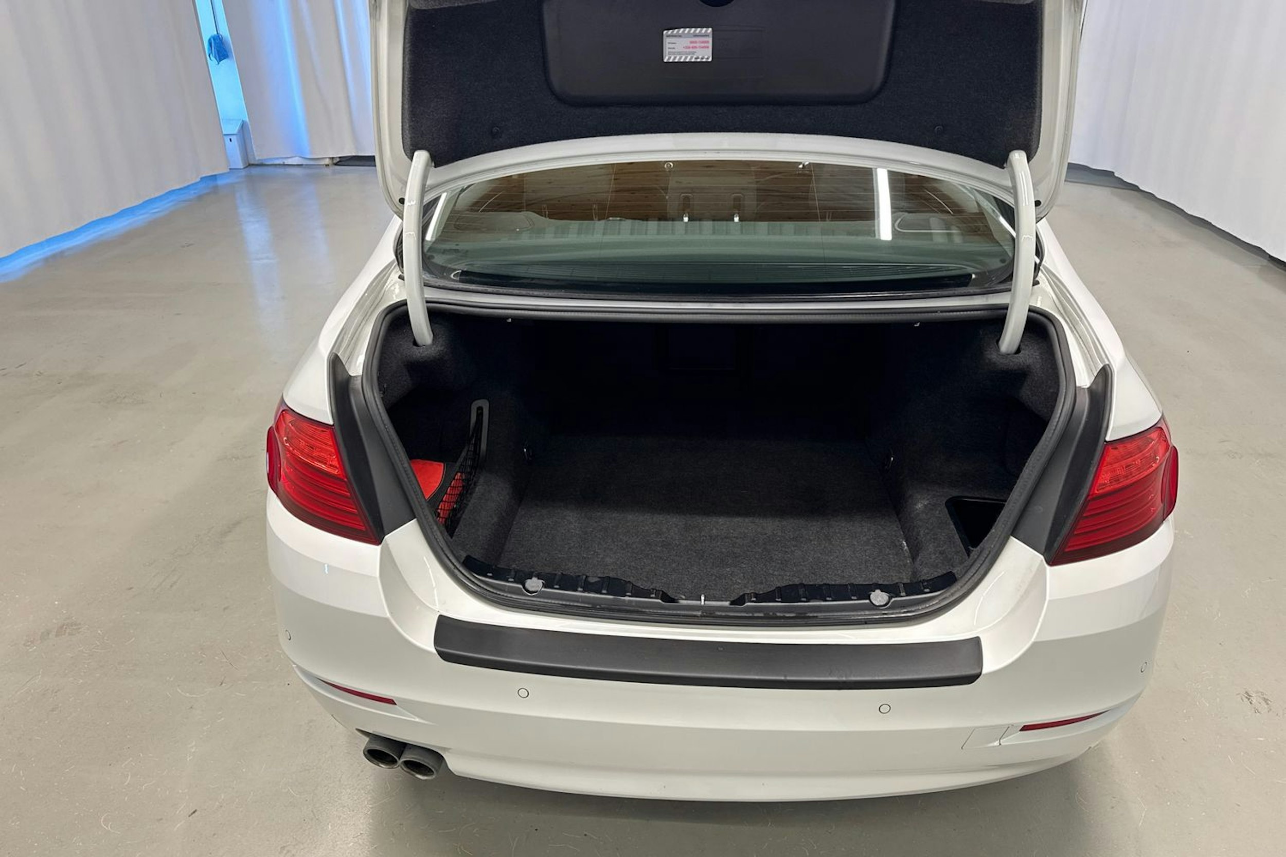 valkoinen BMW 520 2015 kuva 14.