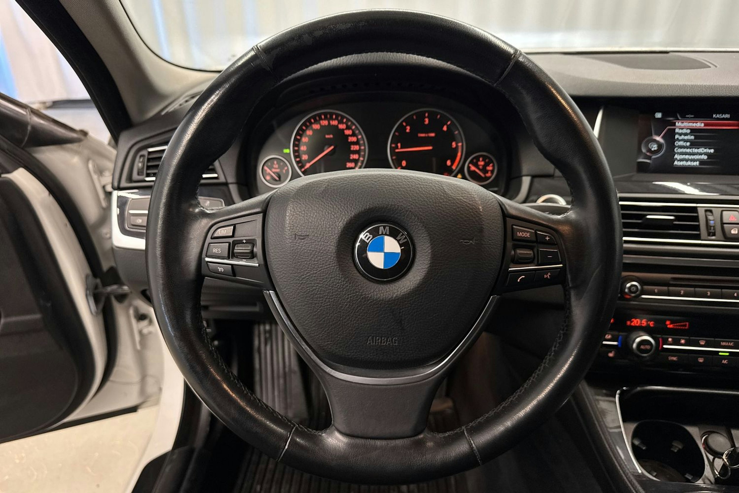 valkoinen BMW 520 2015 kuva 16.