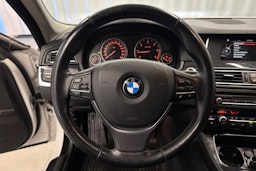 valkoinen BMW 520 2015 kuva 16.