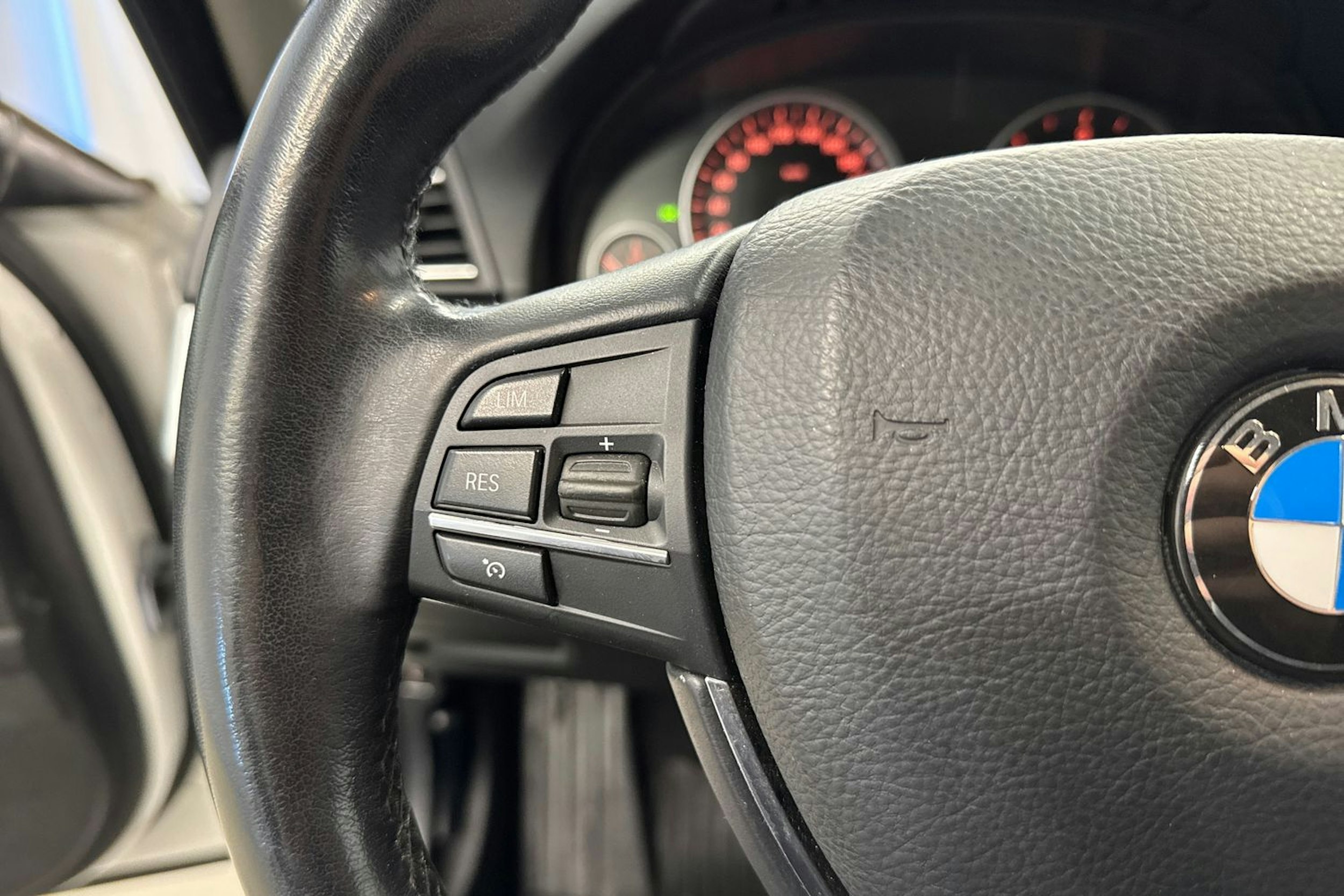 valkoinen BMW 520 2015 kuva 17.