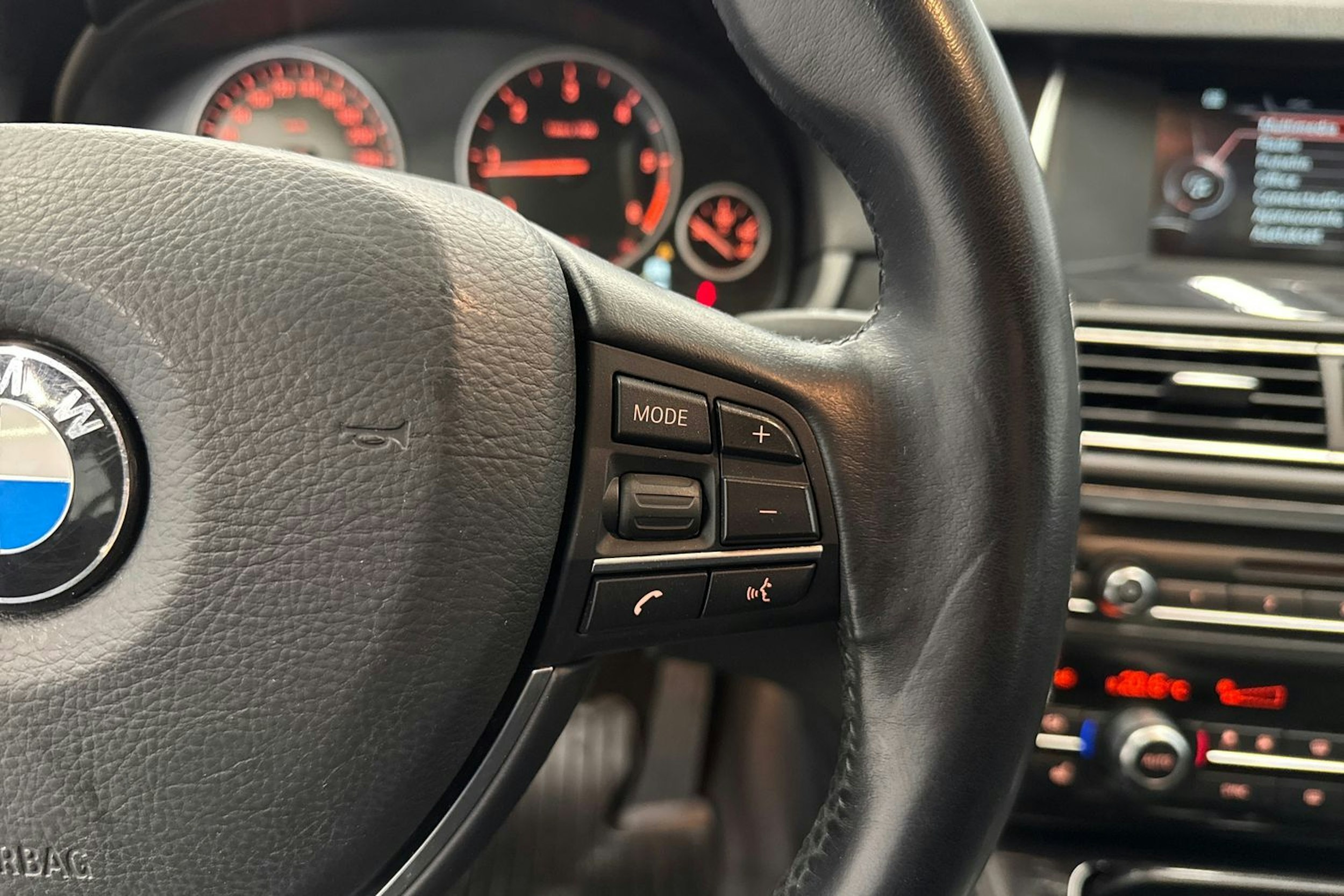 valkoinen BMW 520 2015 kuva 18.