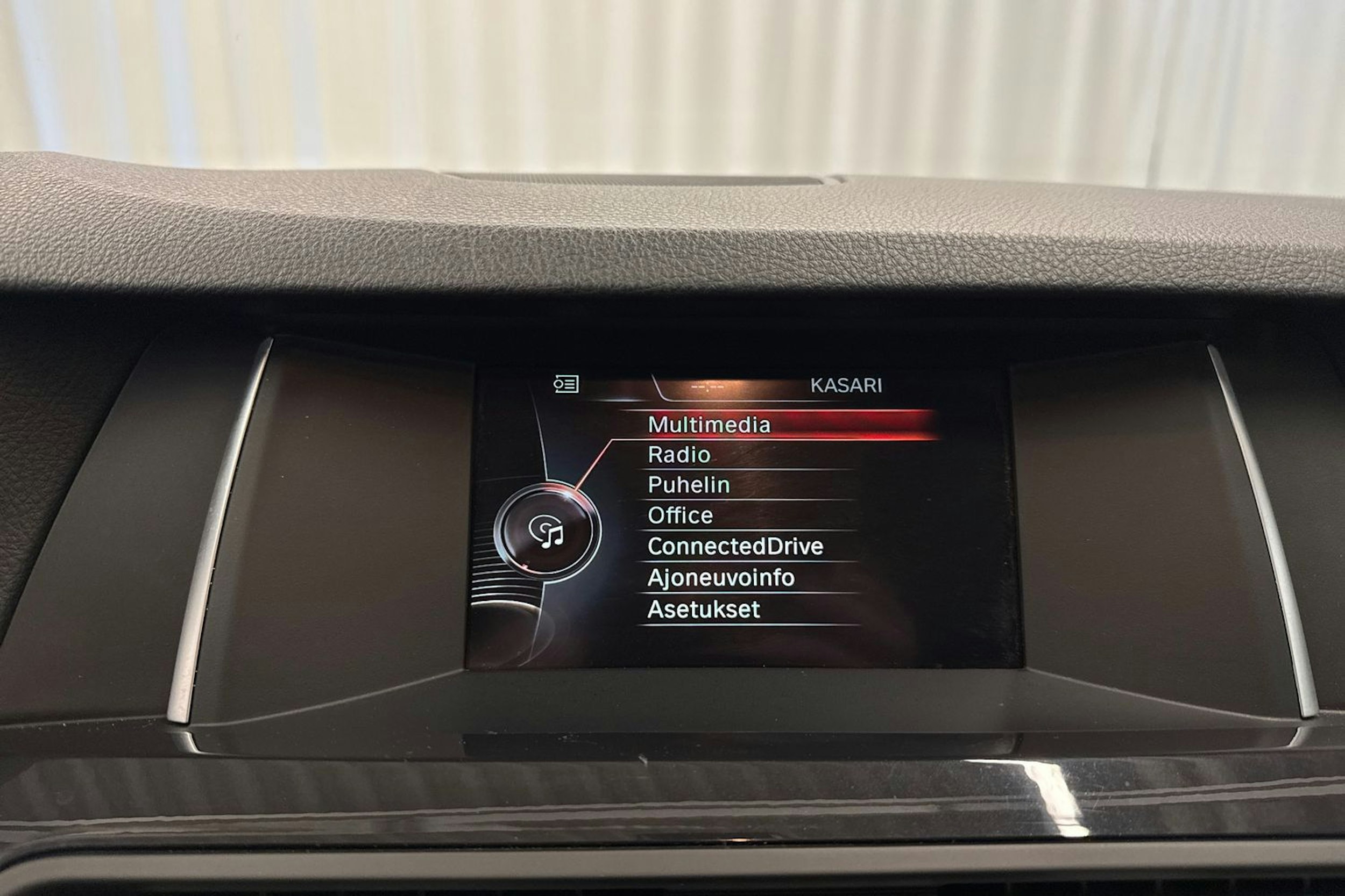 valkoinen BMW 520 2015 kuva 19.