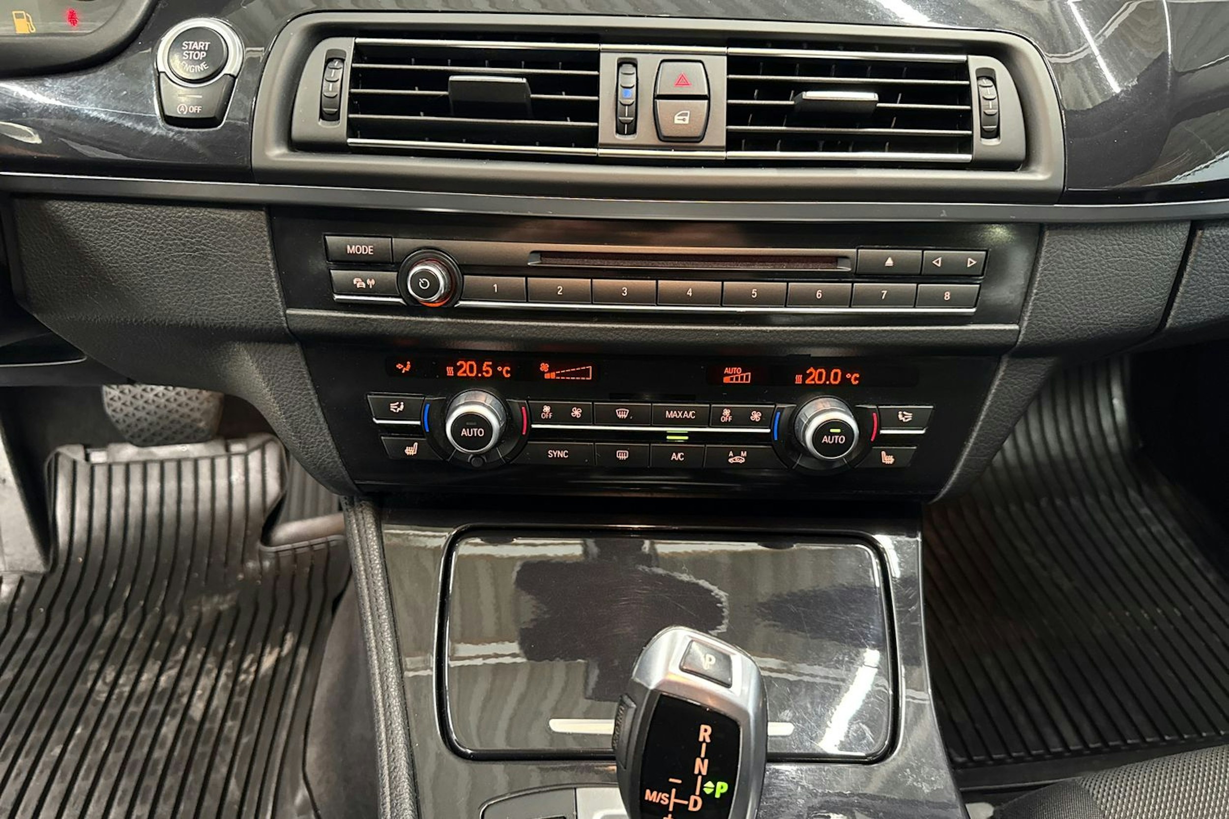 valkoinen BMW 520 2015 kuva 21.