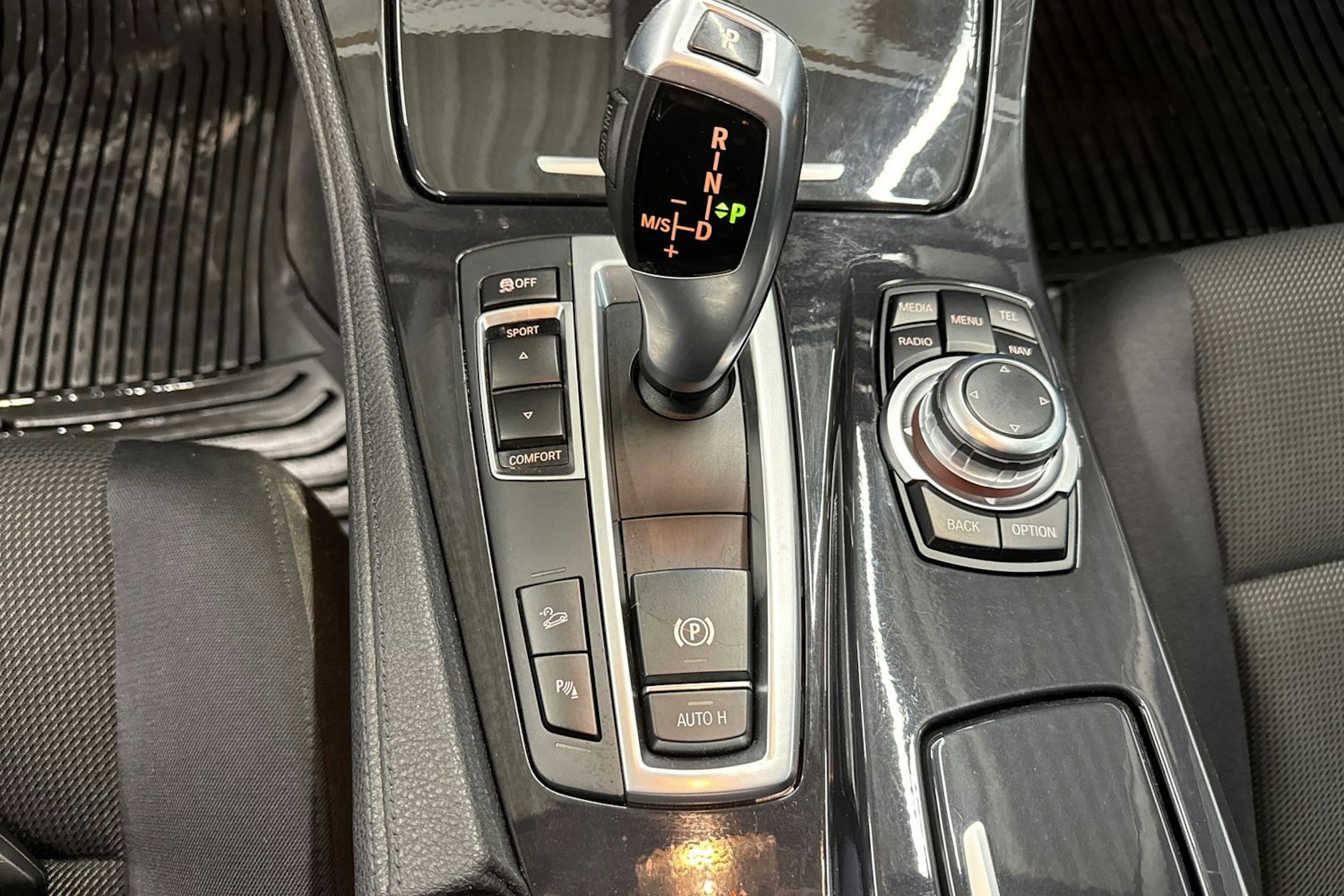 valkoinen BMW 520 2015 kuva 22.