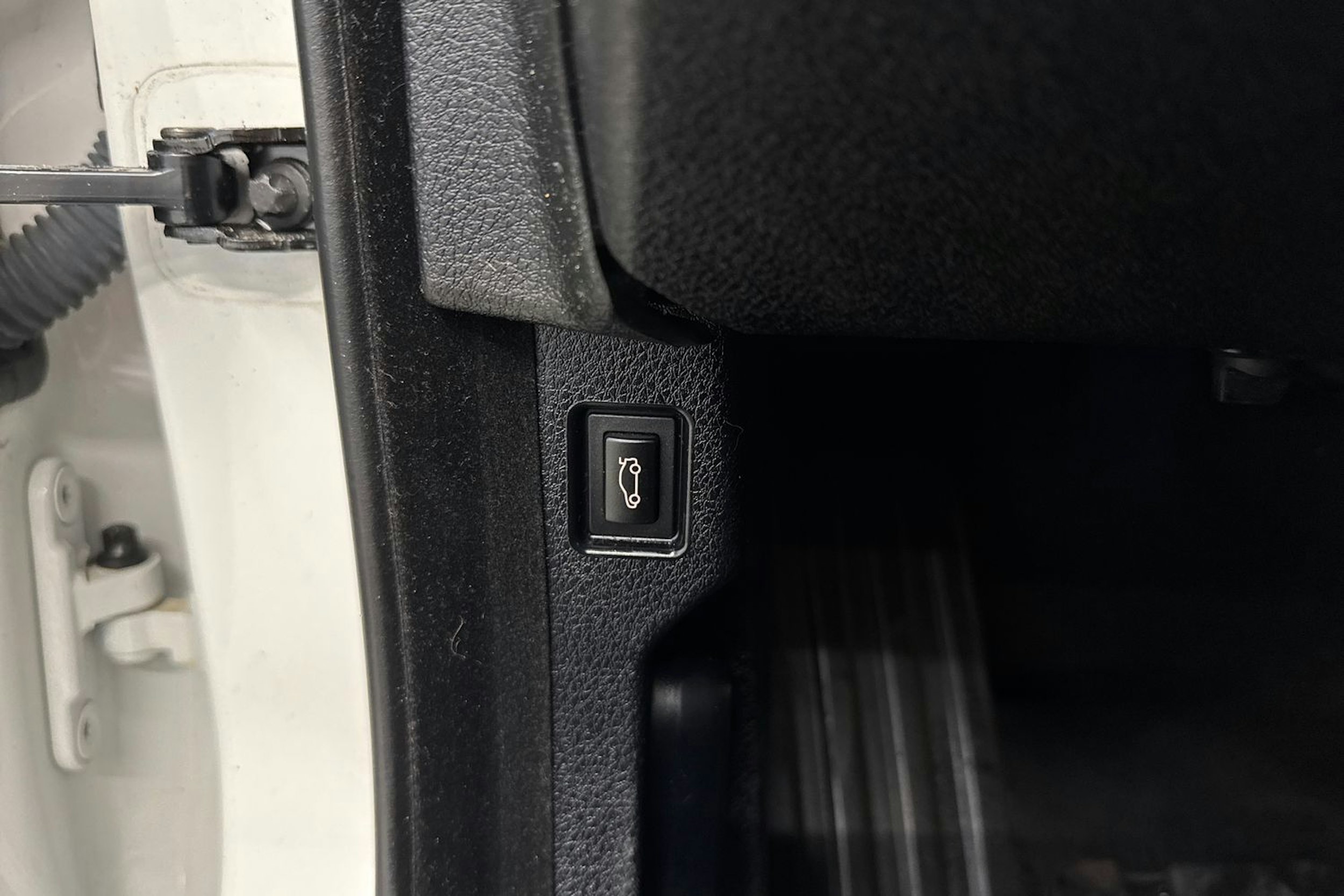 valkoinen BMW 520 2015 kuva 23.