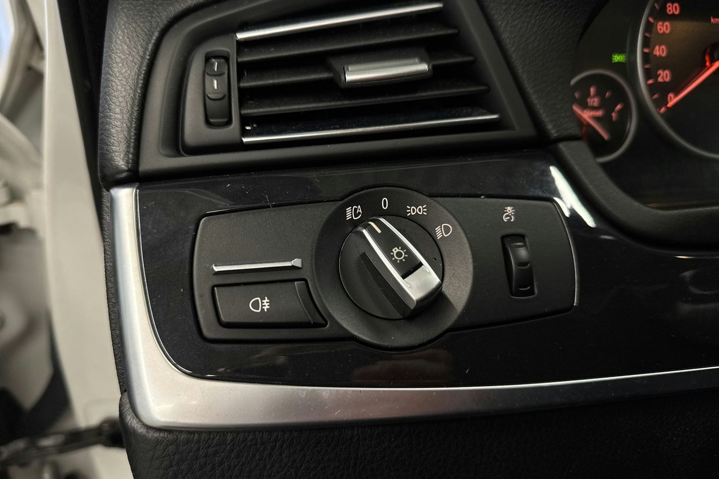 valkoinen BMW 520 2015 kuva 24.