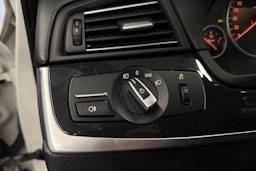 valkoinen BMW 520 2015 kuva 24.