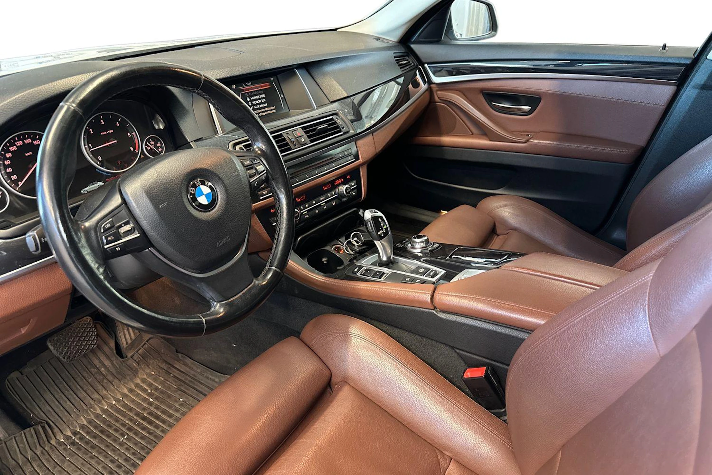 valkoinen BMW 520 2016 kuva 3.