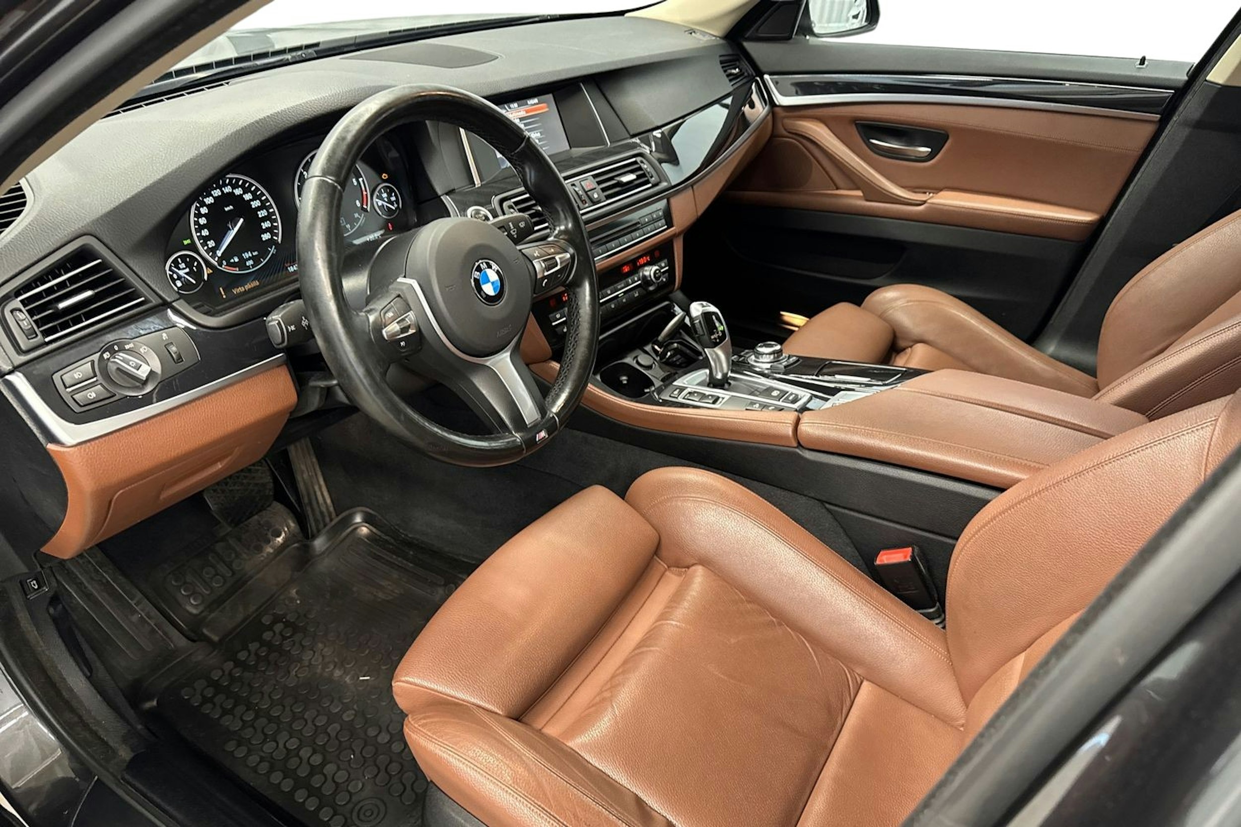 harmaa BMW 520 2015 kuva 7.
