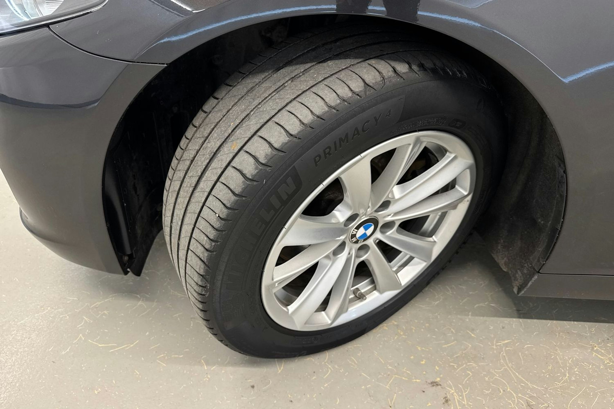harmaa BMW 520 2015 kuva 13.