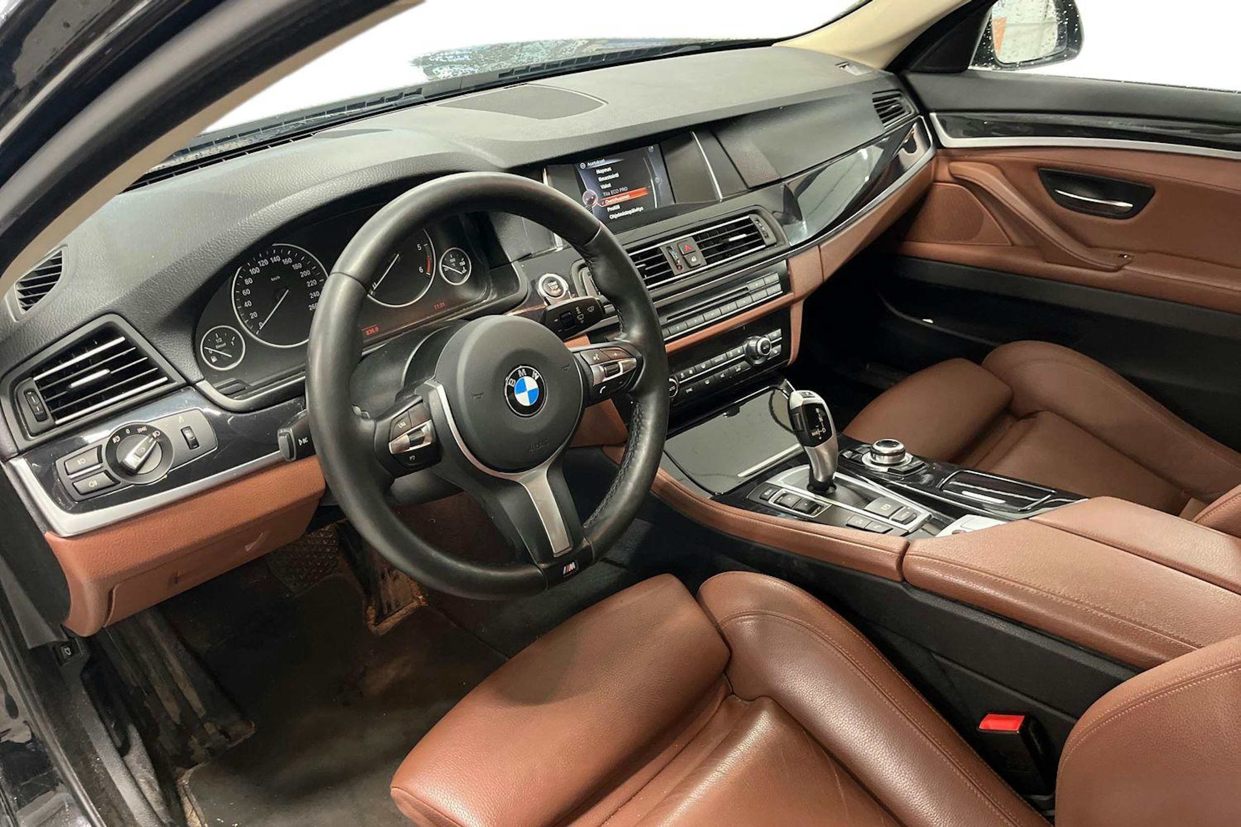 musta BMW 520 2015 kuva 3.