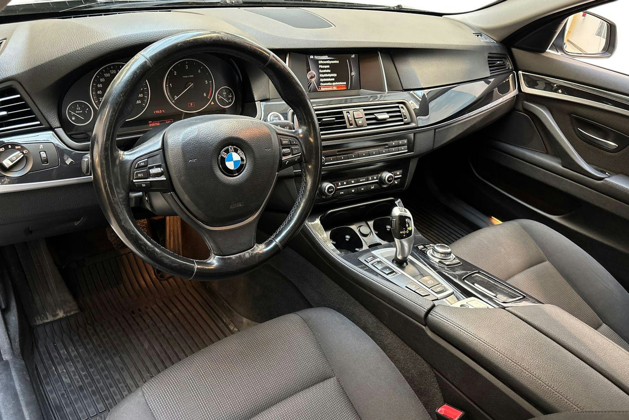 musta BMW 520 2015 kuva 7.