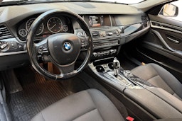 musta BMW 520 2015 kuva 7.