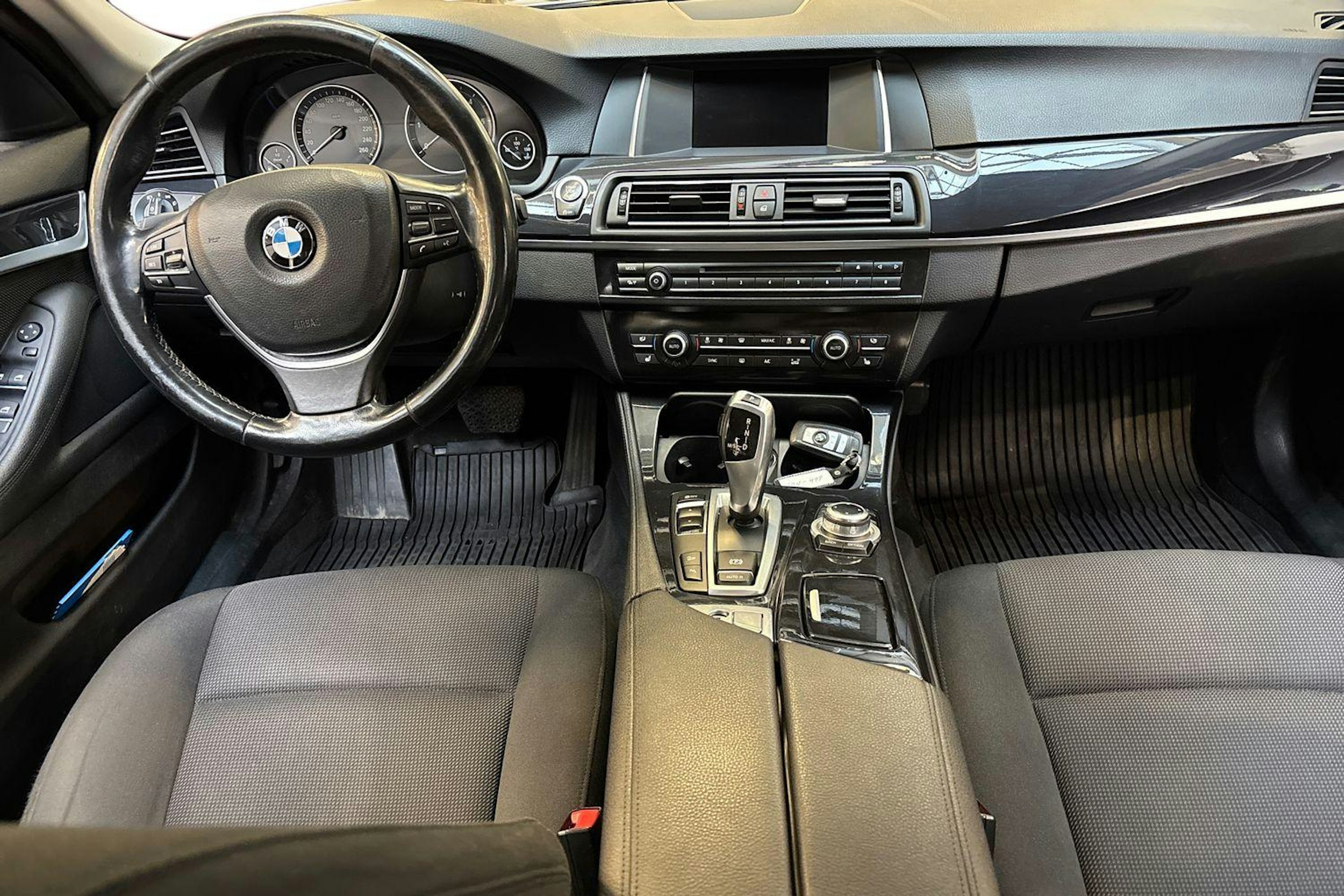 musta BMW 520 2015 kuva 9.