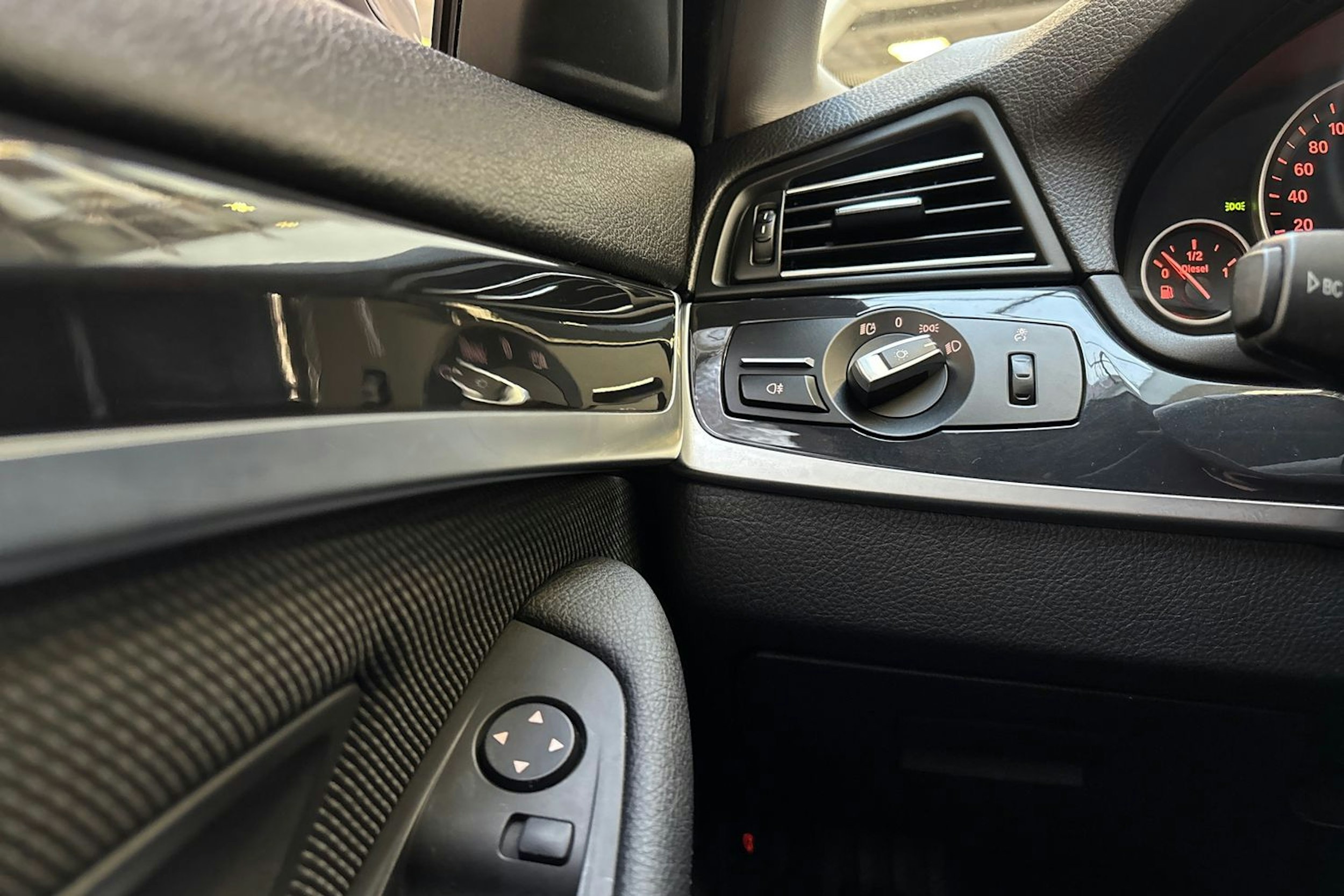 musta BMW 520 2015 kuva 16.