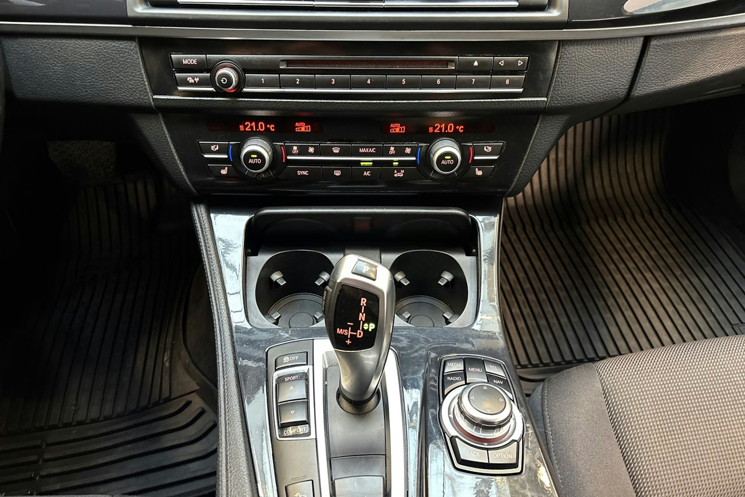 musta BMW 520 2015 kuva 20.