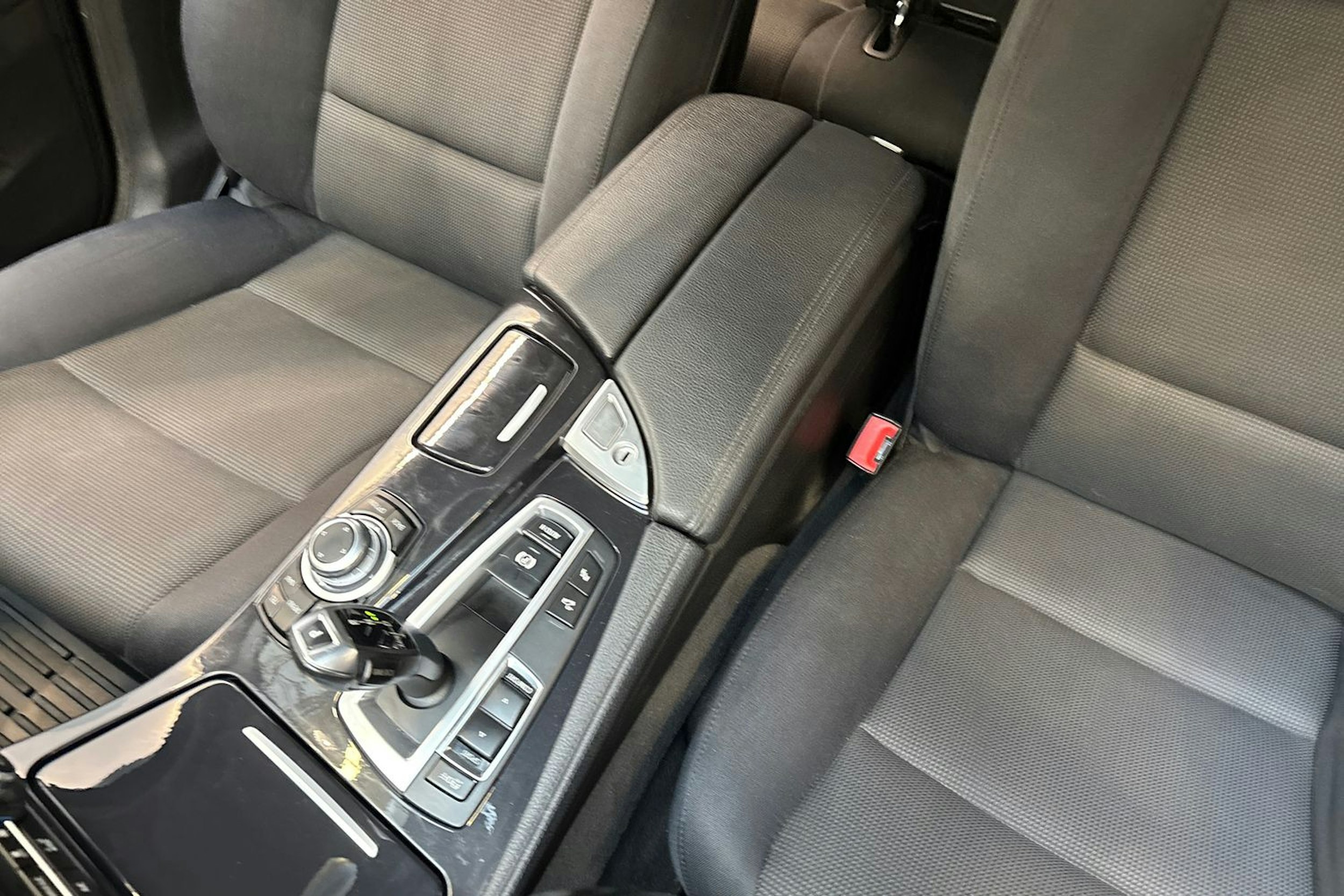 musta BMW 520 2015 kuva 22.