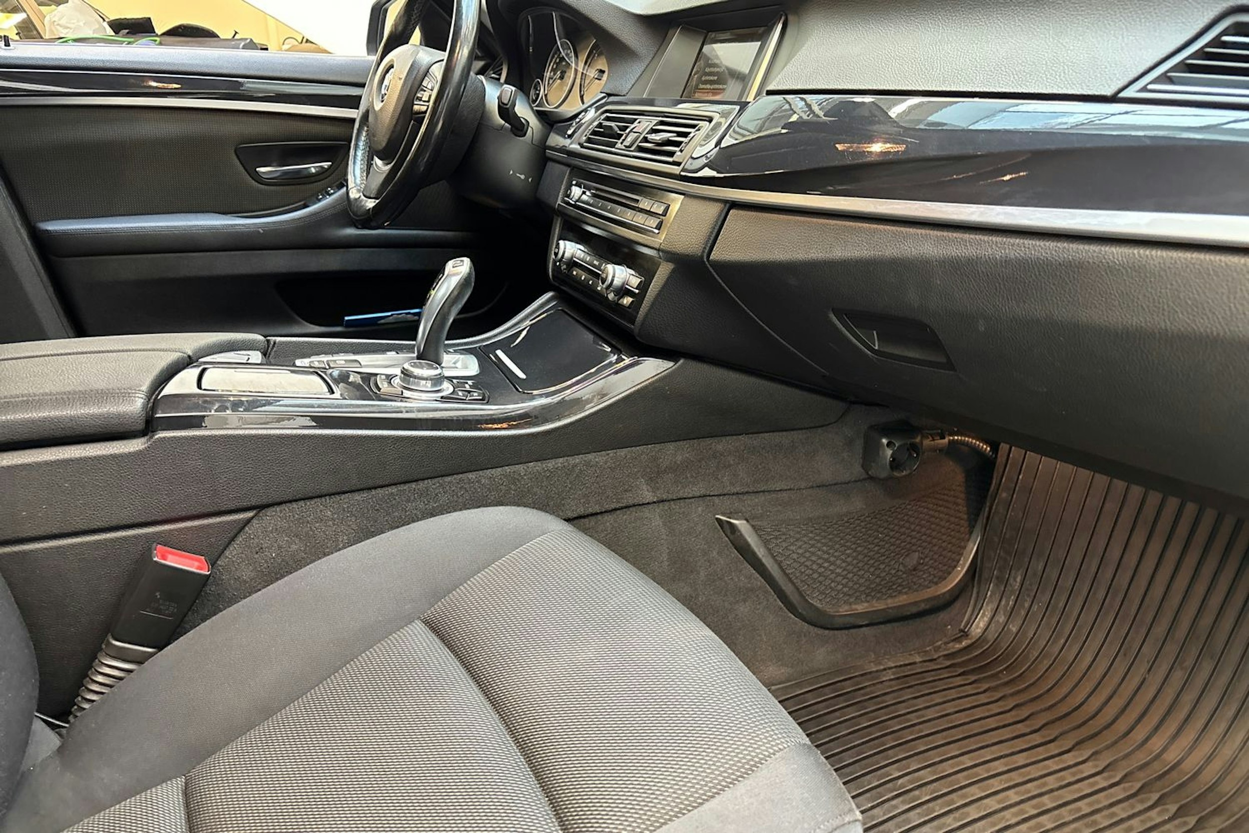 musta BMW 520 2015 kuva 23.