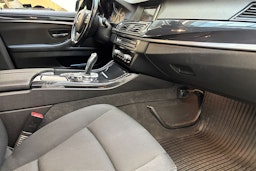 musta BMW 520 2015 kuva 23.