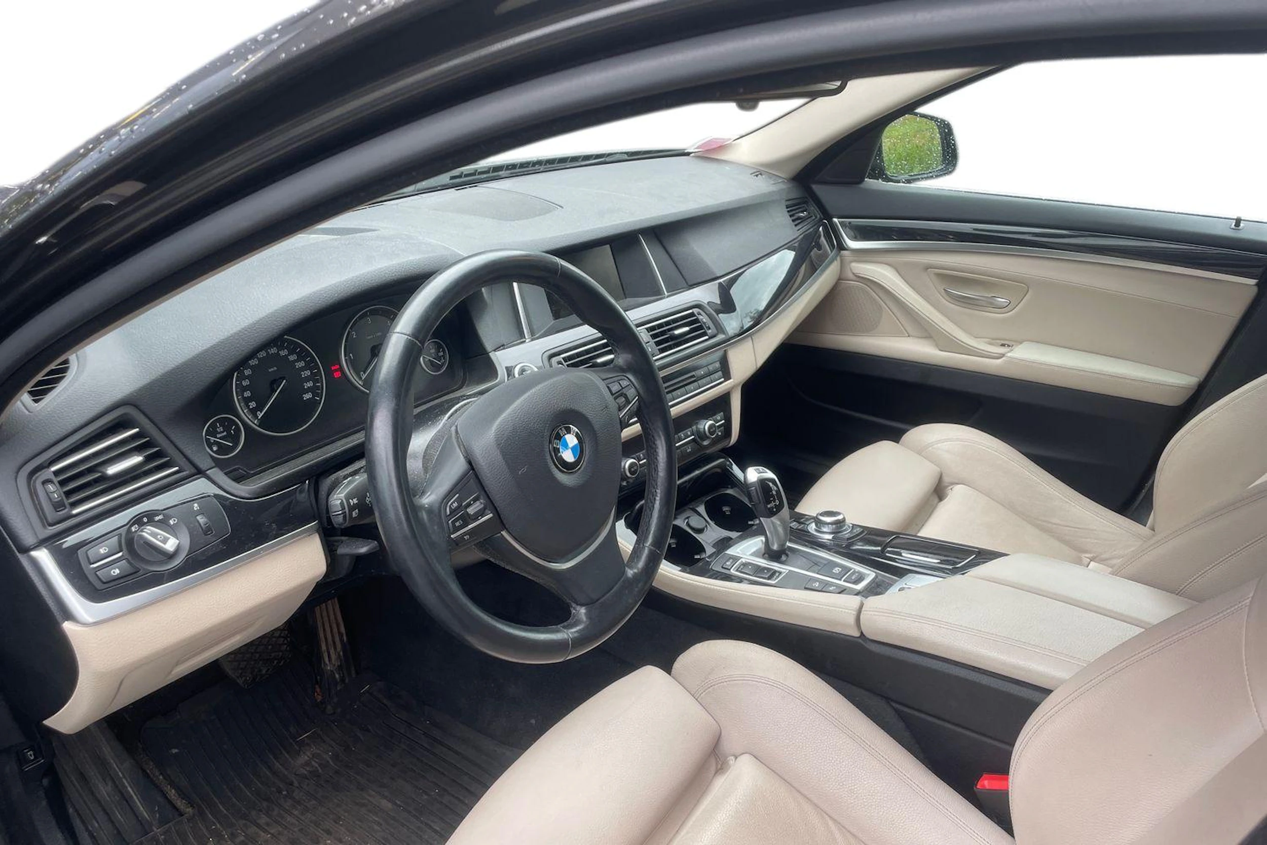 ruskea (beige) BMW 520 2015 kuva 3.