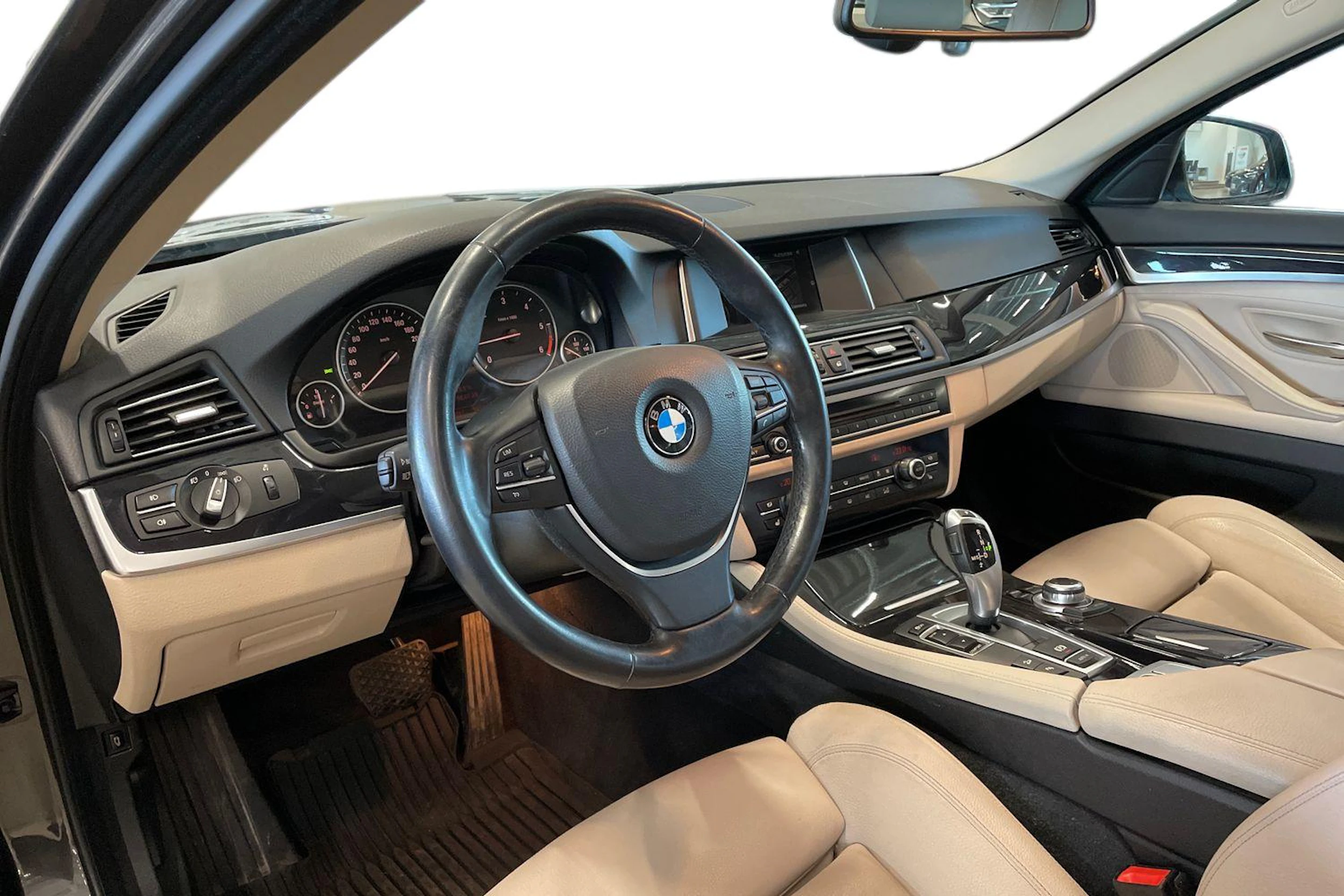 ruskea (beige) BMW 520 2015 kuva 6.