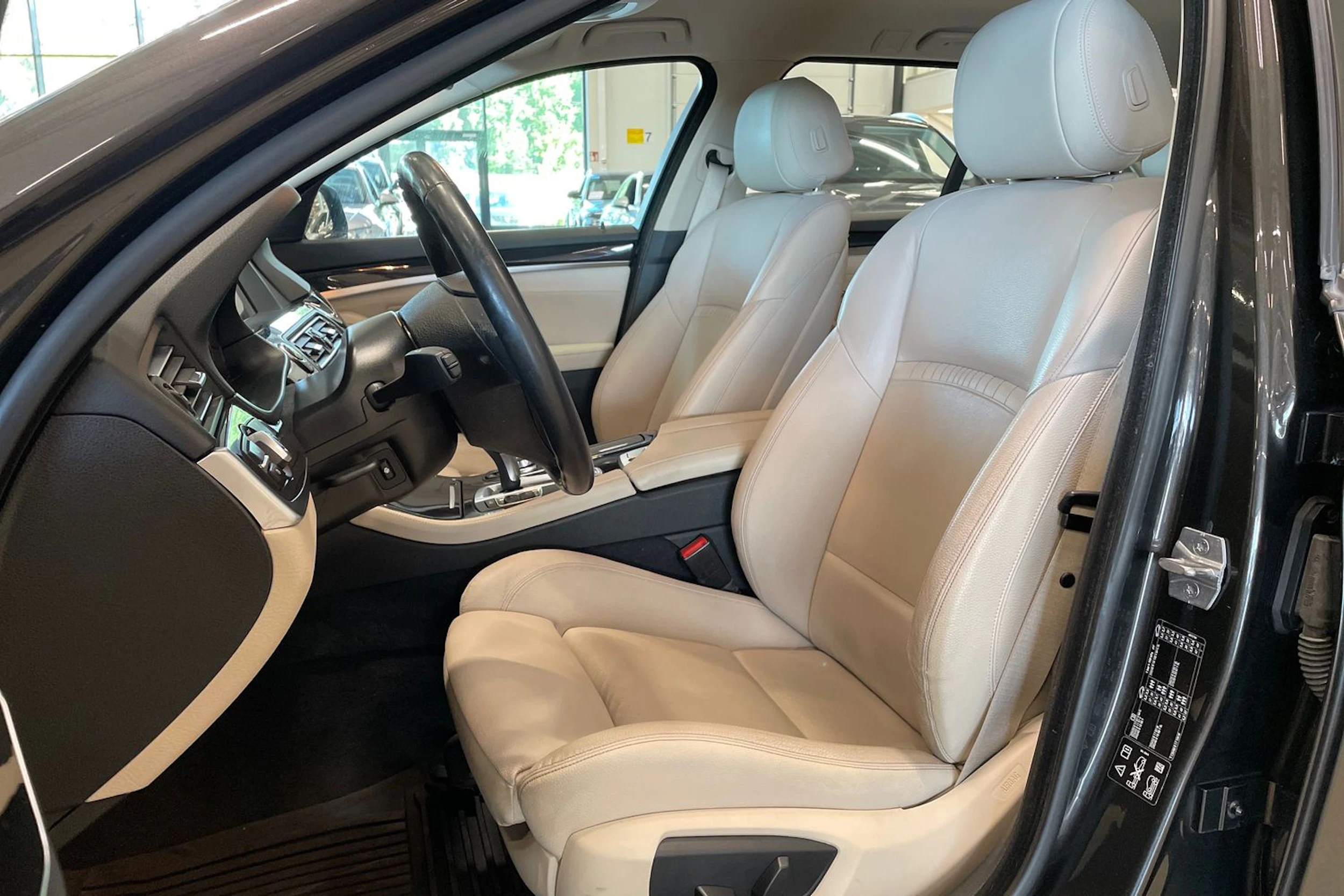 ruskea (beige) BMW 520 2015 kuva 11.