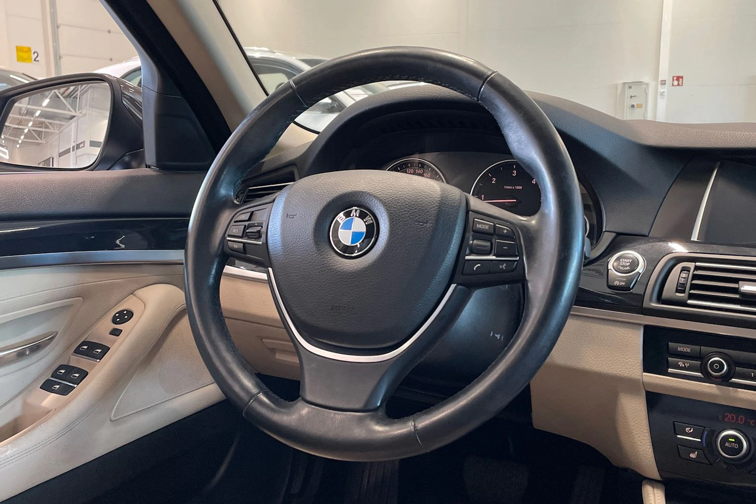 ruskea (beige) BMW 520 2015 kuva 12.