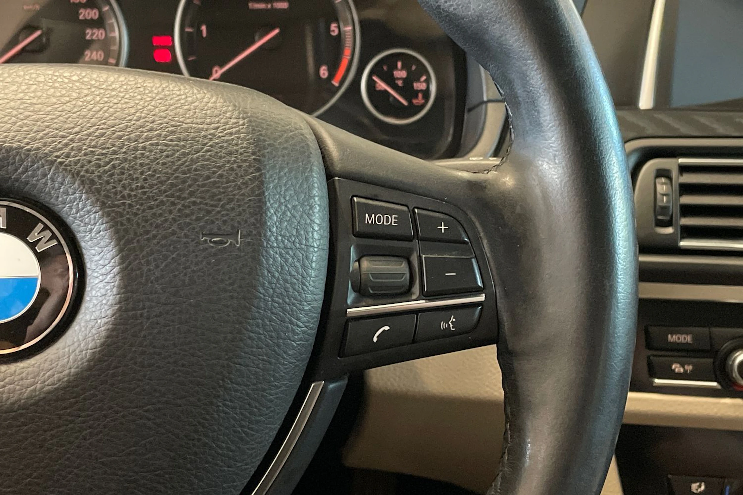 ruskea (beige) BMW 520 2015 kuva 14.