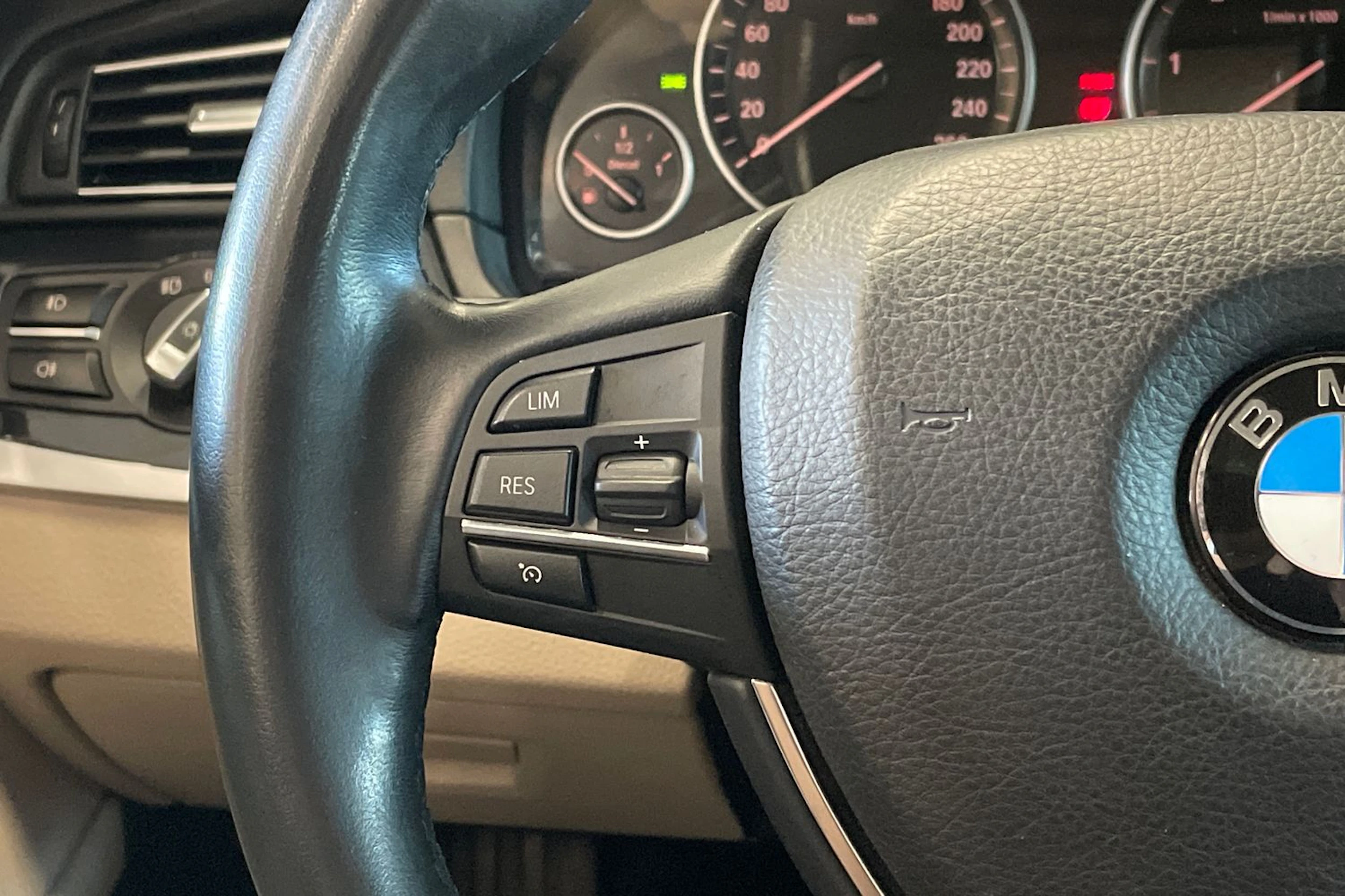 ruskea (beige) BMW 520 2015 kuva 15.