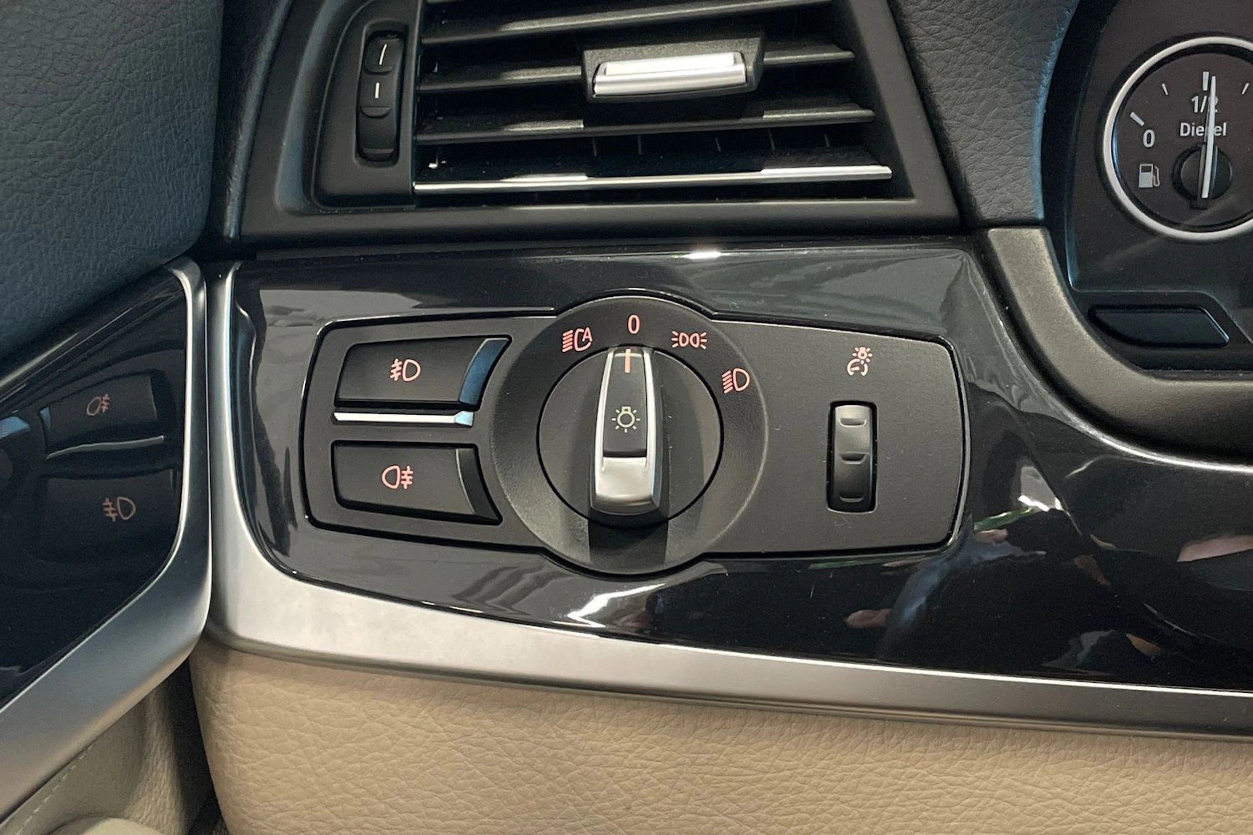 ruskea (beige) BMW 520 2015 kuva 22.