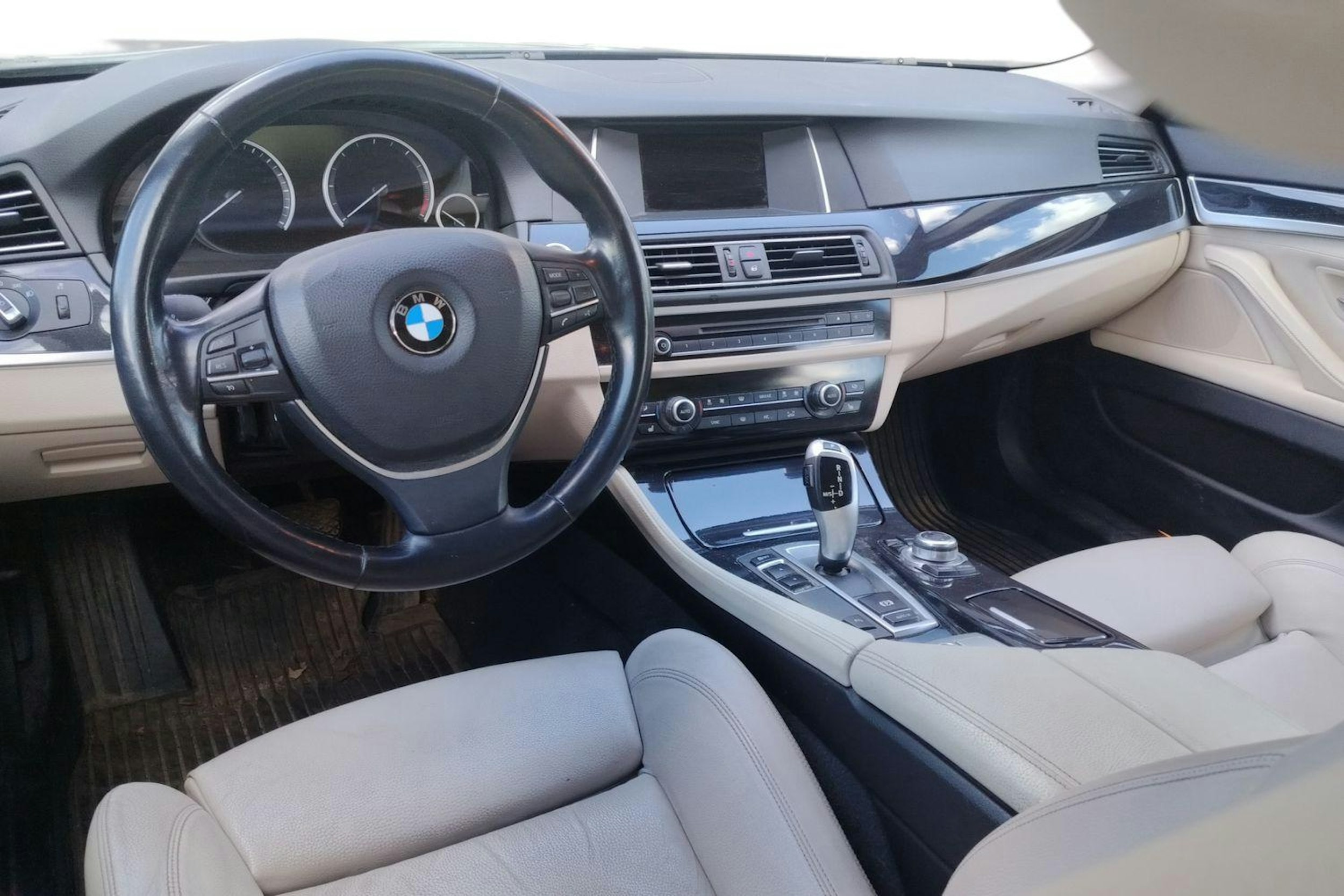 Ruskea (beige) BMW 520 2015 kuva 3.
