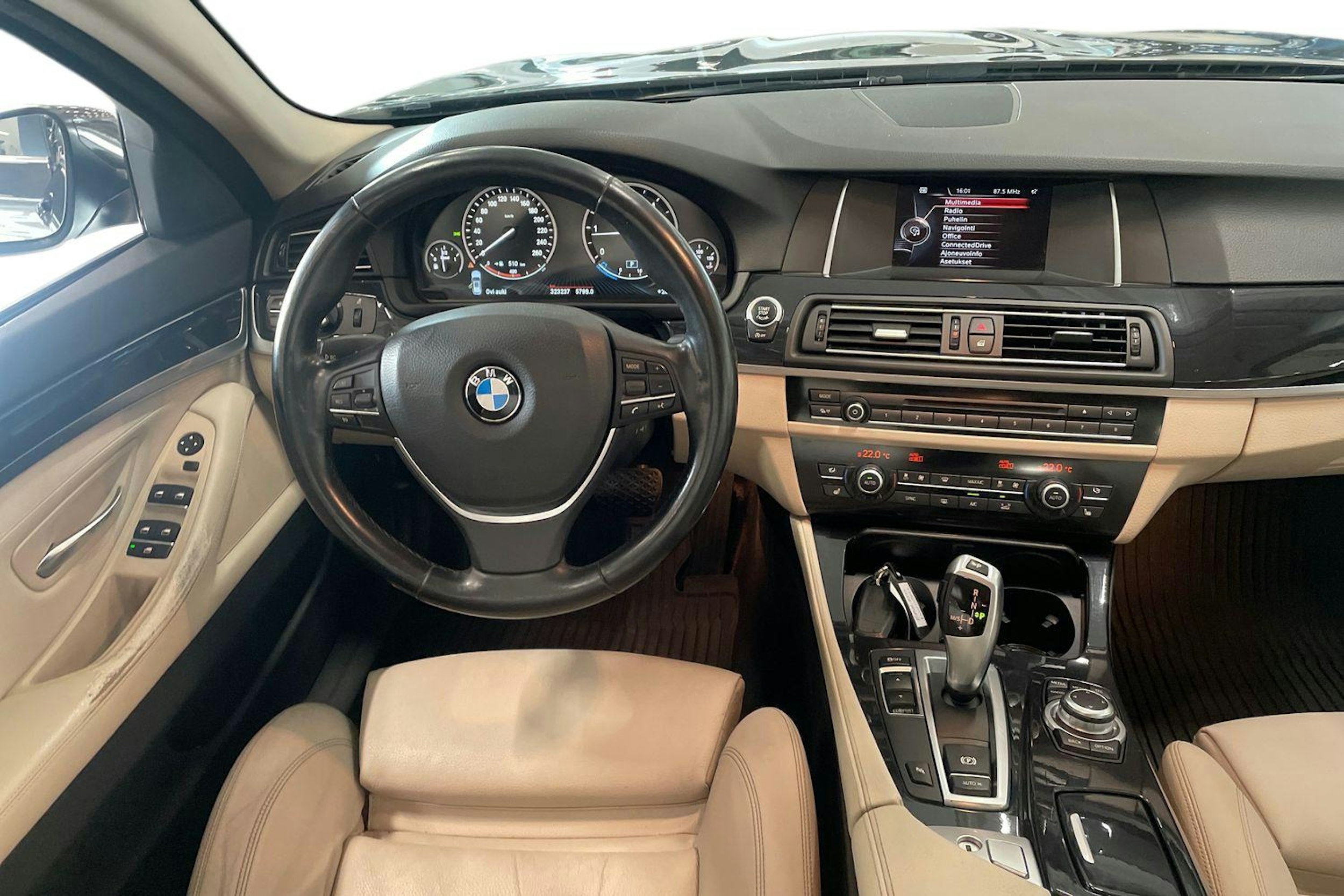Ruskea (beige) BMW 520 2015 kuva 9.