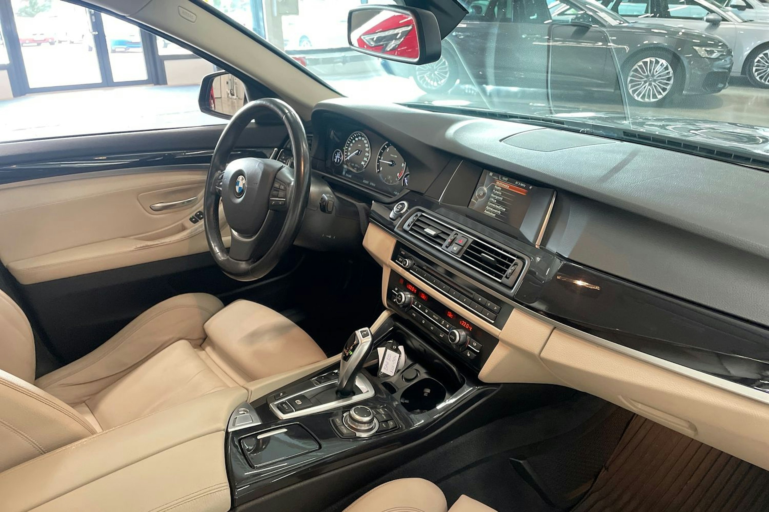 Ruskea (beige) BMW 520 2015 kuva 15.