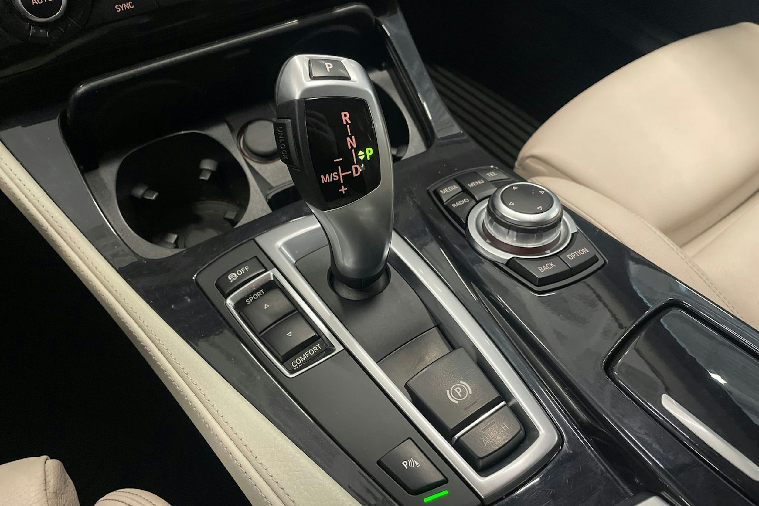 Ruskea (beige) BMW 520 2015 kuva 27.