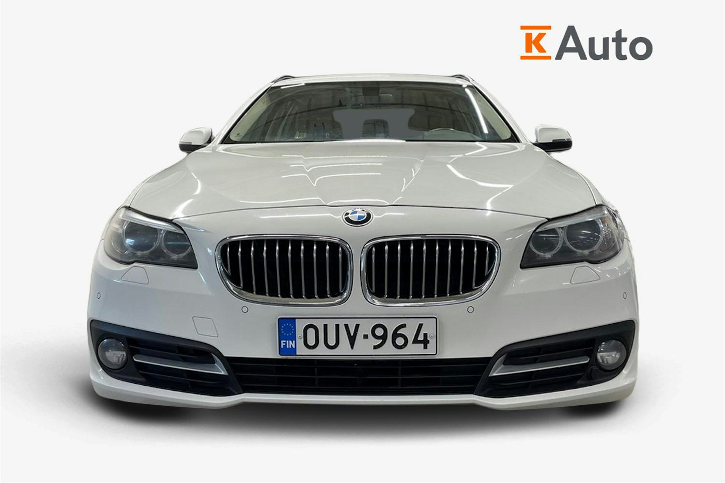 Valkoinen BMW 520 2015 kuva 5.