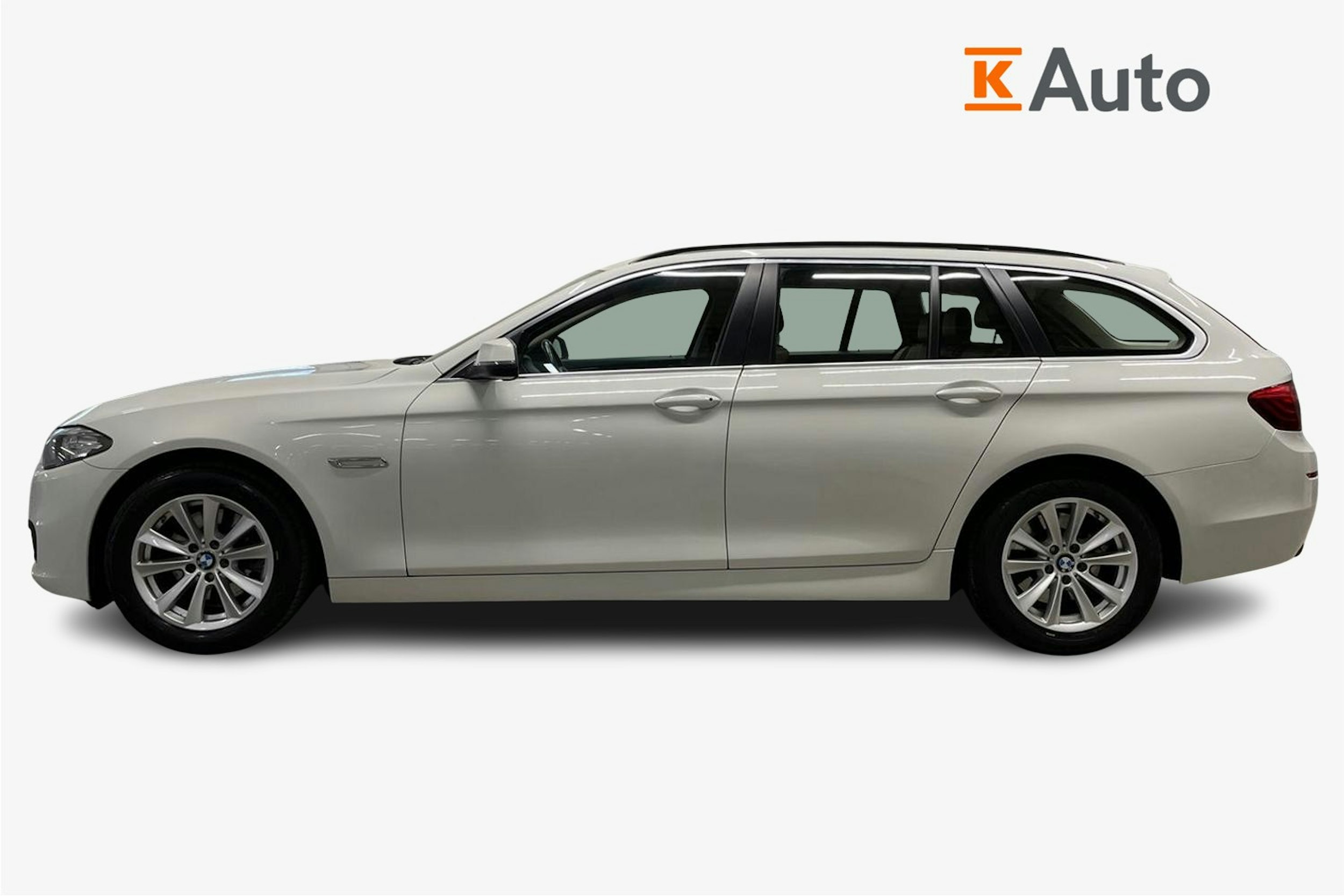 Valkoinen BMW 520 2015 kuva 6.
