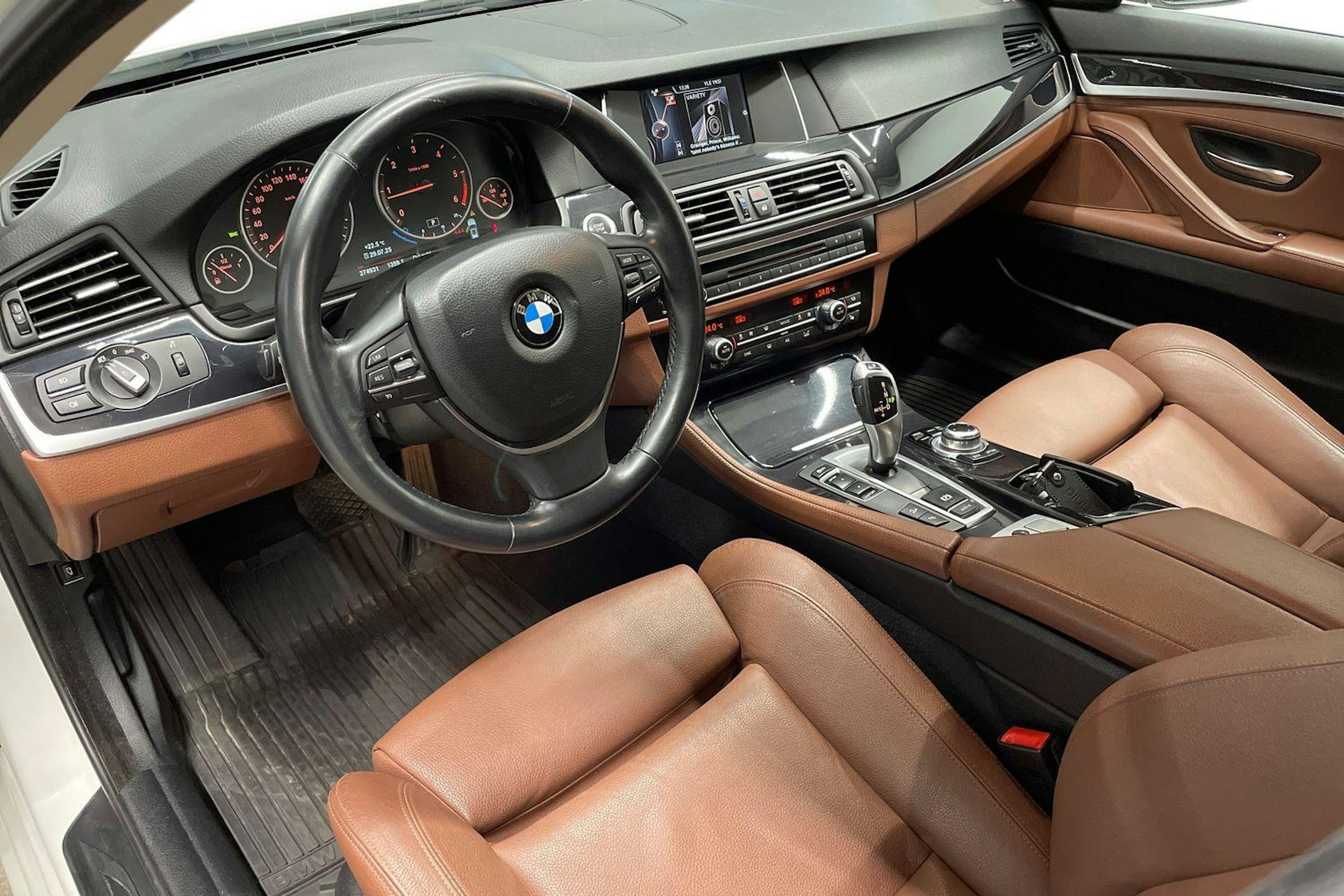 Valkoinen BMW 520 2015 kuva 7.